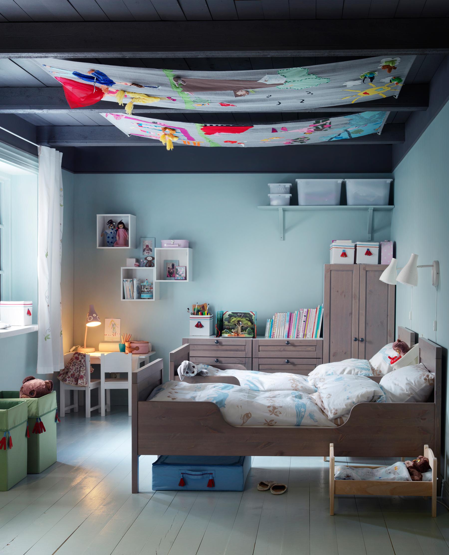 Holzbett und Kleiderschrank im modernen Kinderzimmer #wandregal #ikea #kinderbett ©Inter IKEA Systems B.V
