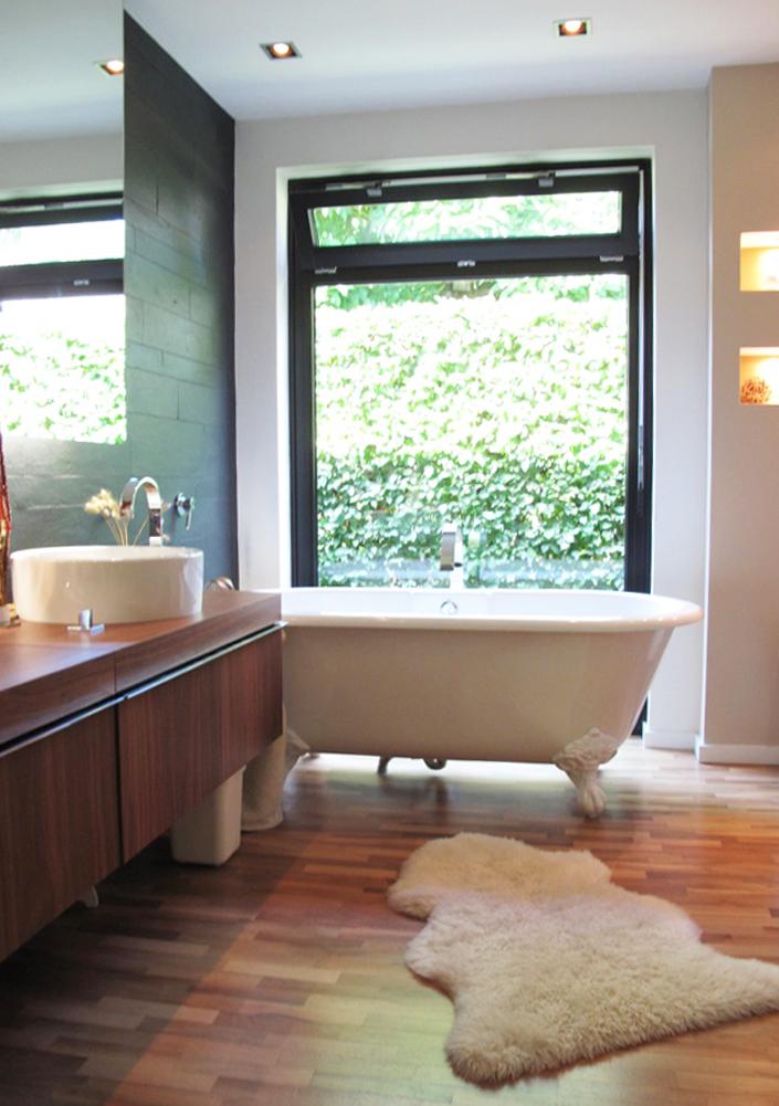 Holzboden im Badezimmer #freistehendebadewanne #holzwaschtisch ©scout for location