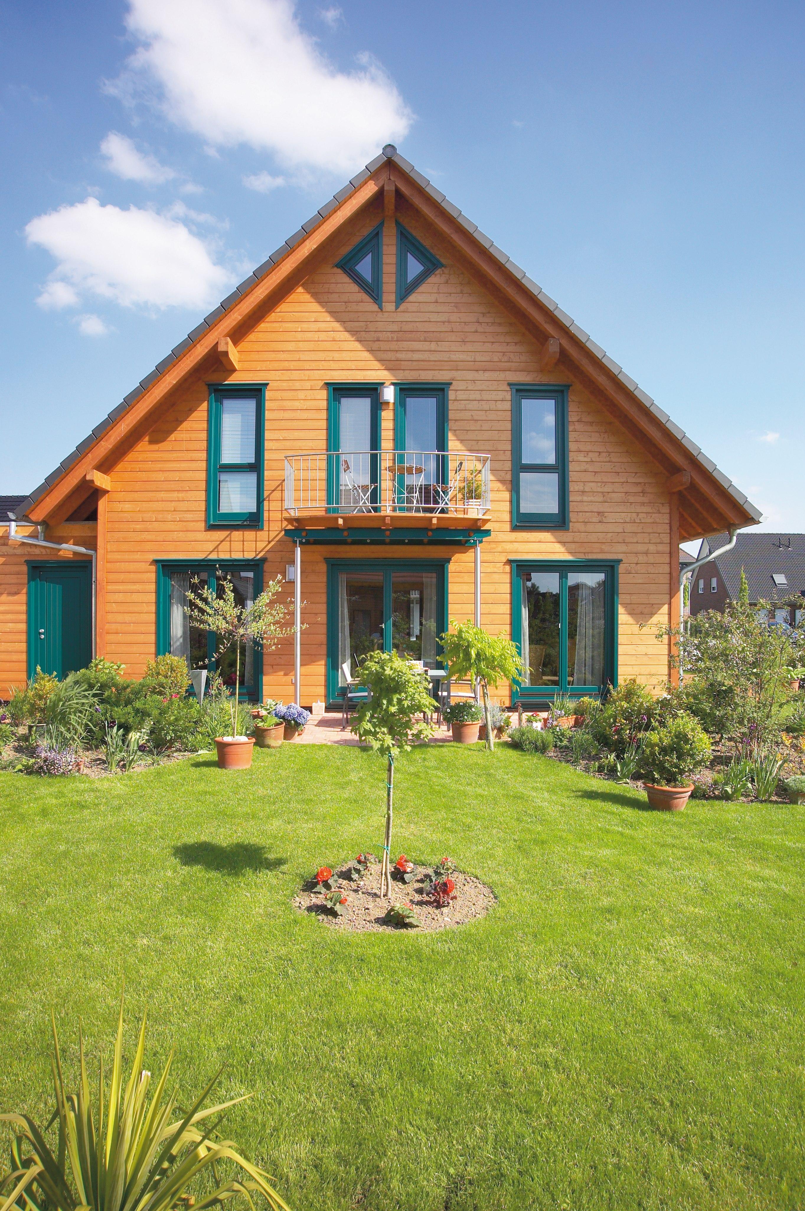 Holzhaus mit grünen Rahmen #holzhaus #gartengestaltung #hausgestaltung ©Stommel Haus