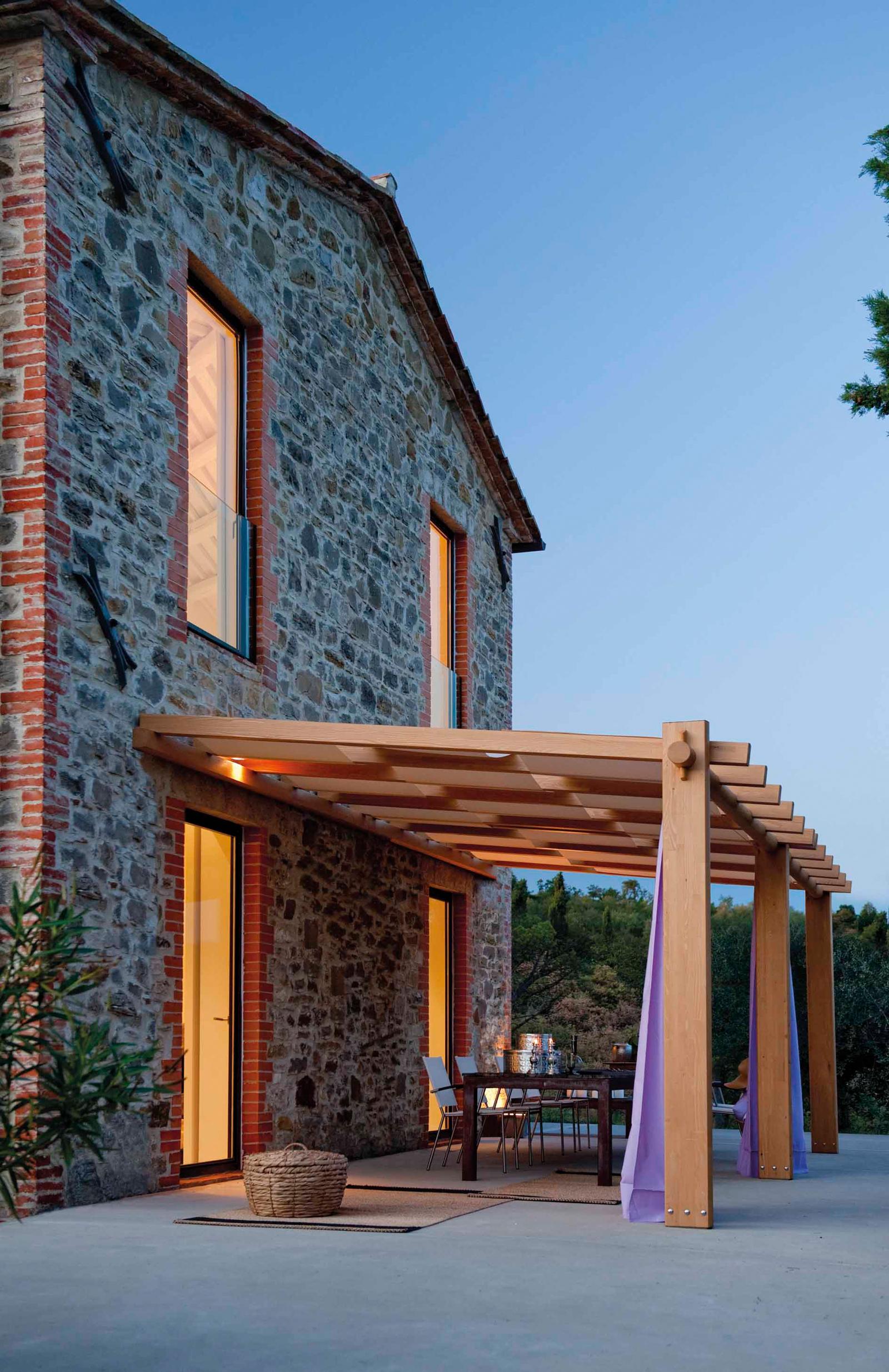 Holzkonstruktion als Überdachung der Terrasse #terrasse #überdachung #terrassengestaltung ©Pircher