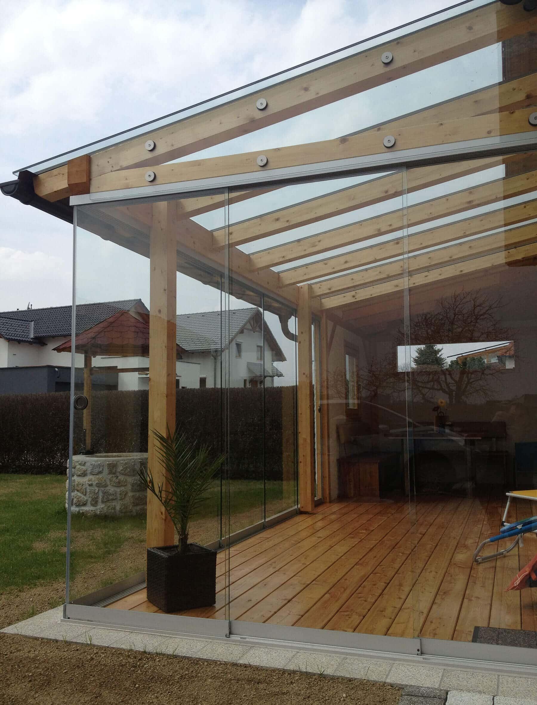 Holzkonstruktion mit Verglasung - transparenter #Windschutz dank #Glasschiebetüren! 