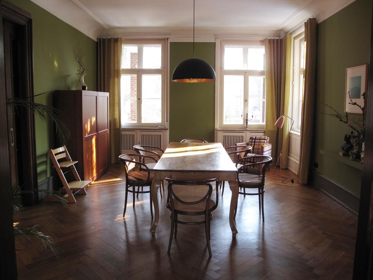 Holzmöbel im grün gestrichenen Wohnzimmer #holzmöbel #holztisch #hängeleuchte ©scout for location