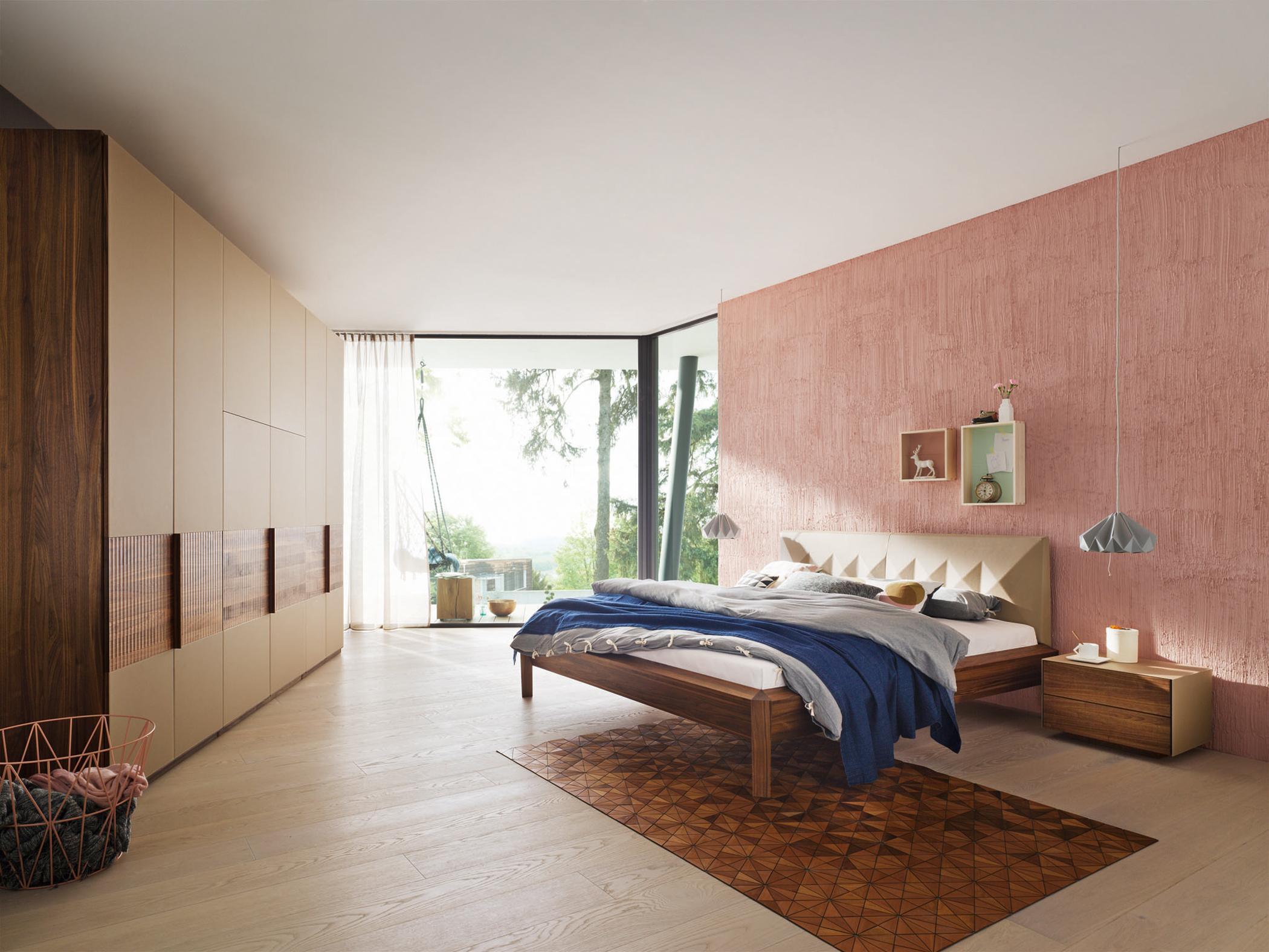 Holzmöbel und rosafarbene Wand im Schlafzimmer #wandgestaltung #nachttisch #kleiderschrank #hängeleuchte ©Team 7