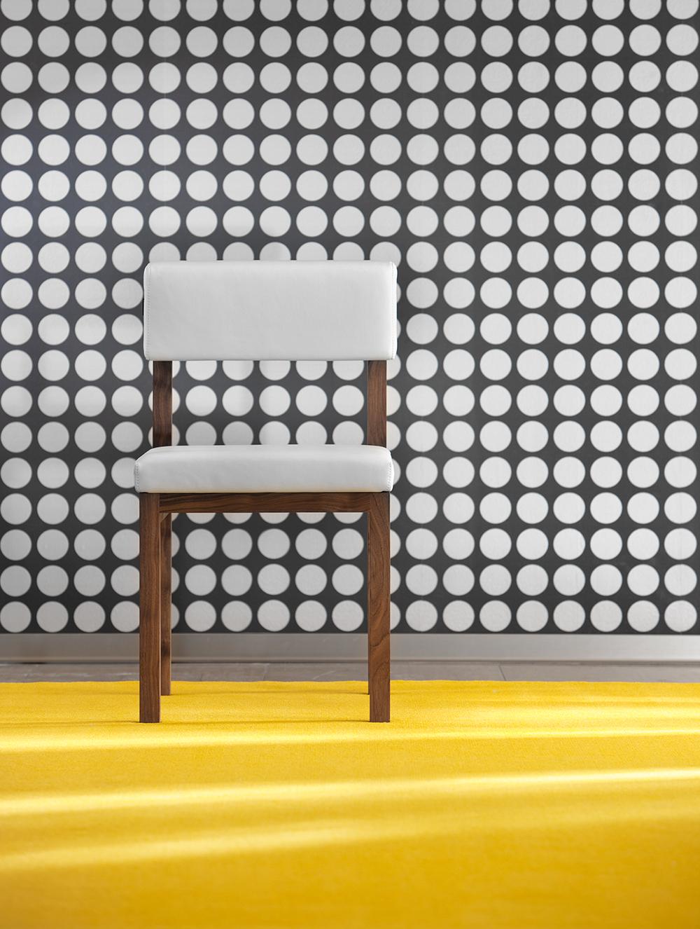 Holzstuhl mit weißem Lederbezug #stuhl #wandgestaltung #holzstuhl ©SÜDBUND eG