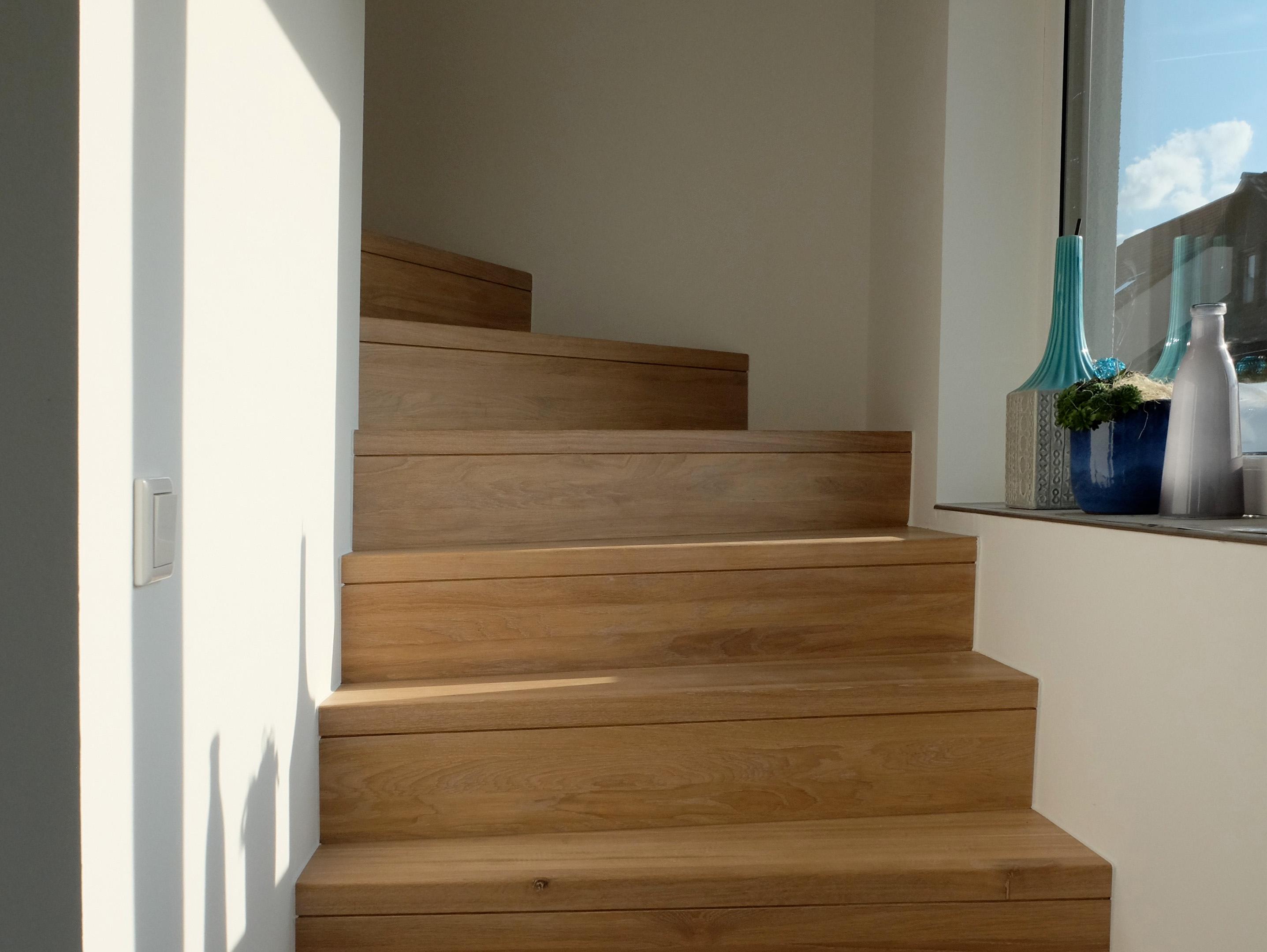 Holztreppe im Eingangsbereich #architektenhaus ©Resonatorcoop