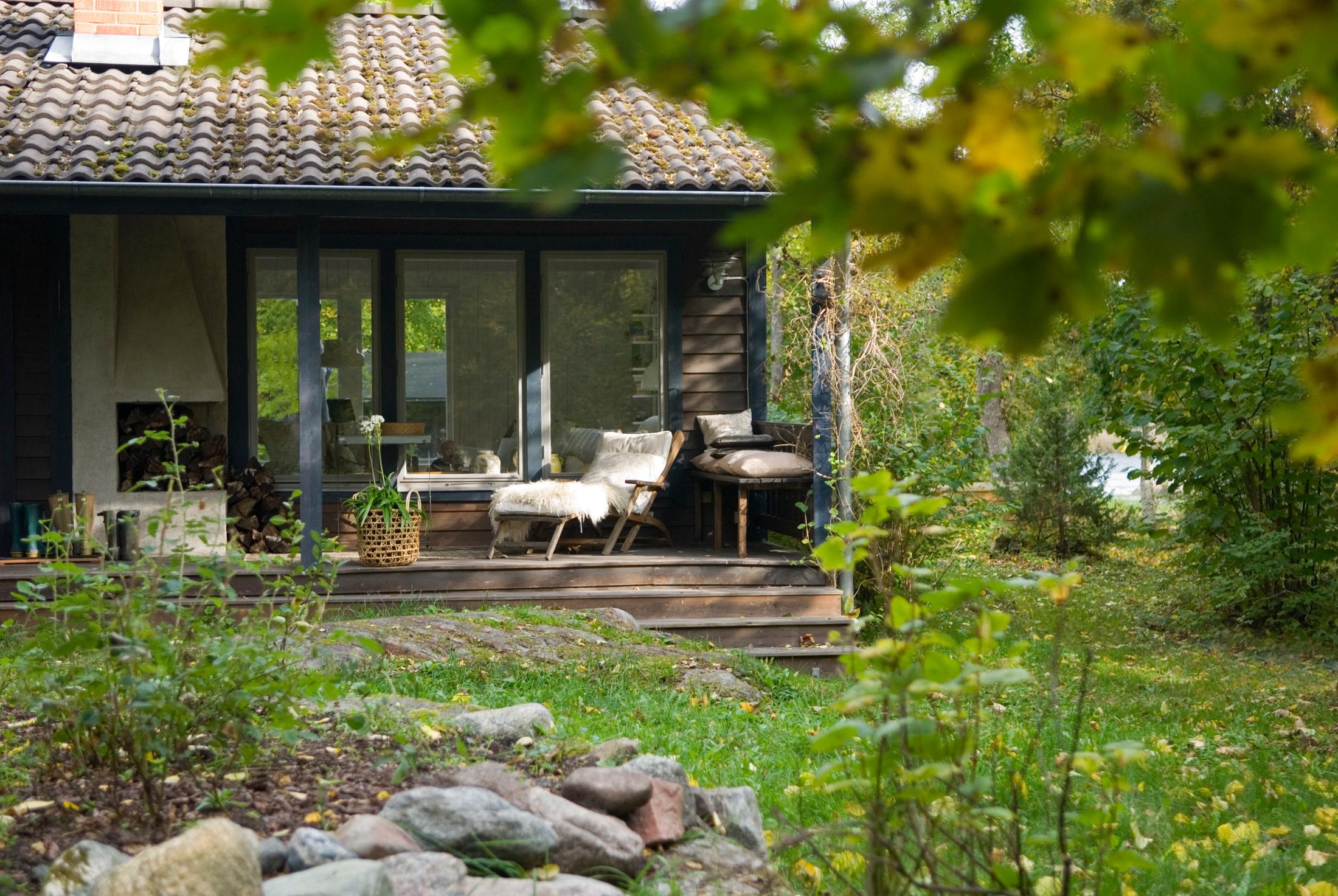 Holzveranda #terrasse #holzbank #gartenmöbel #veranda #liegestuhl ©Bemz