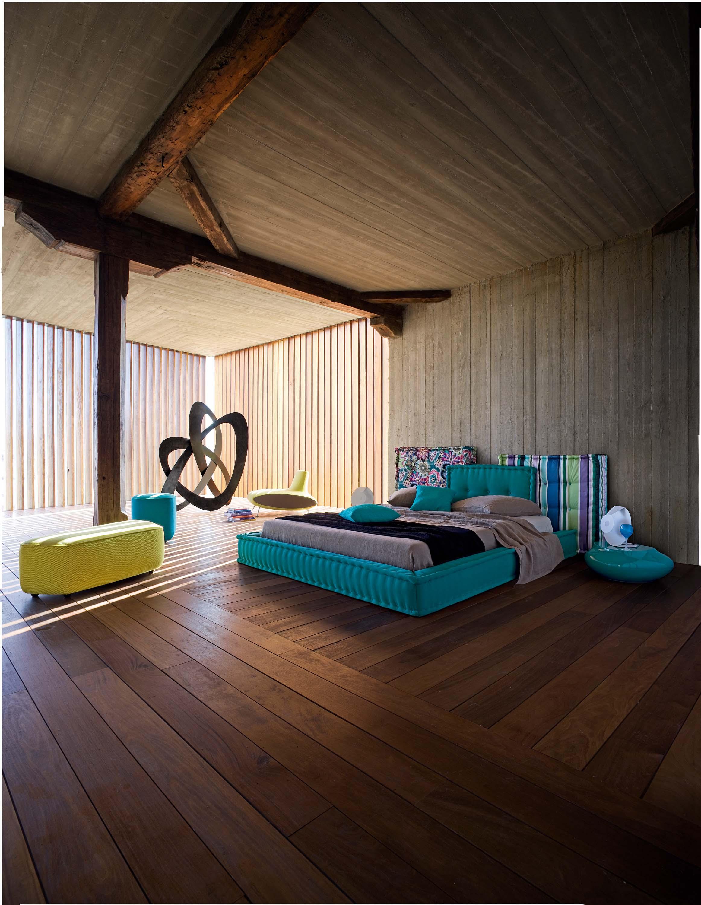 Holzverkleidung an Boden, Wand und Decke #deckenpaneel #wandverkleidung #holzbalken #holzverkleidung #wandpaneel ©Roche Bobois