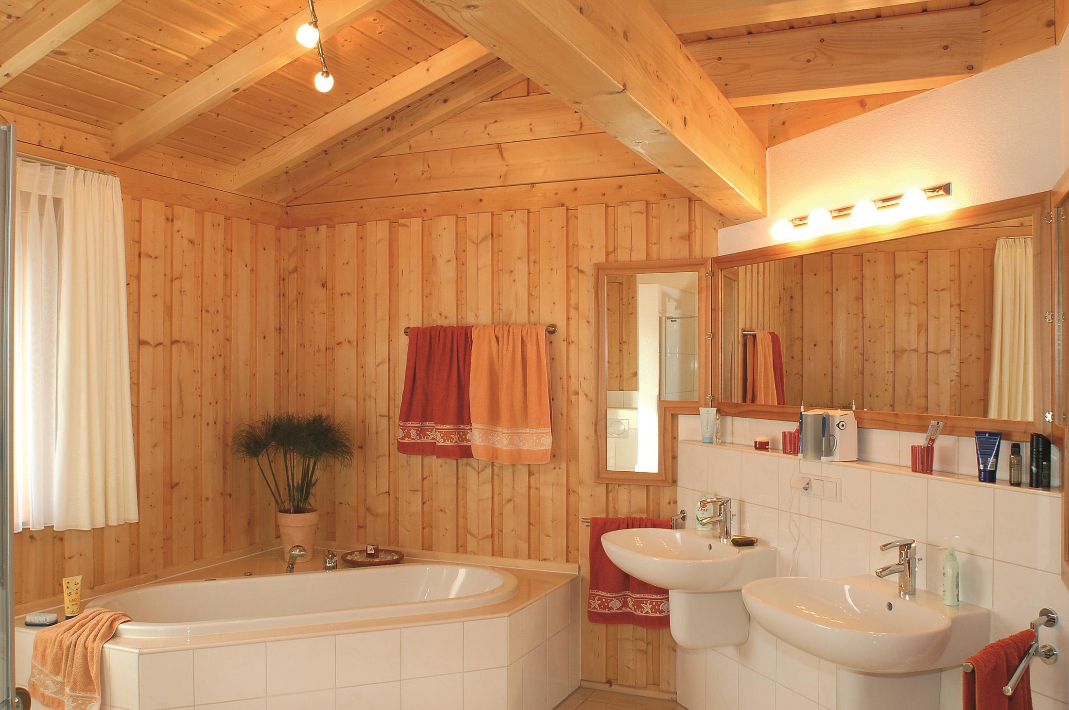 Holzverkleidung im Bad #badezimmerspiegel #spiegel #holzpaneel #deckenverkleidung #hölzernebadverkleidung ©Stommel Haus