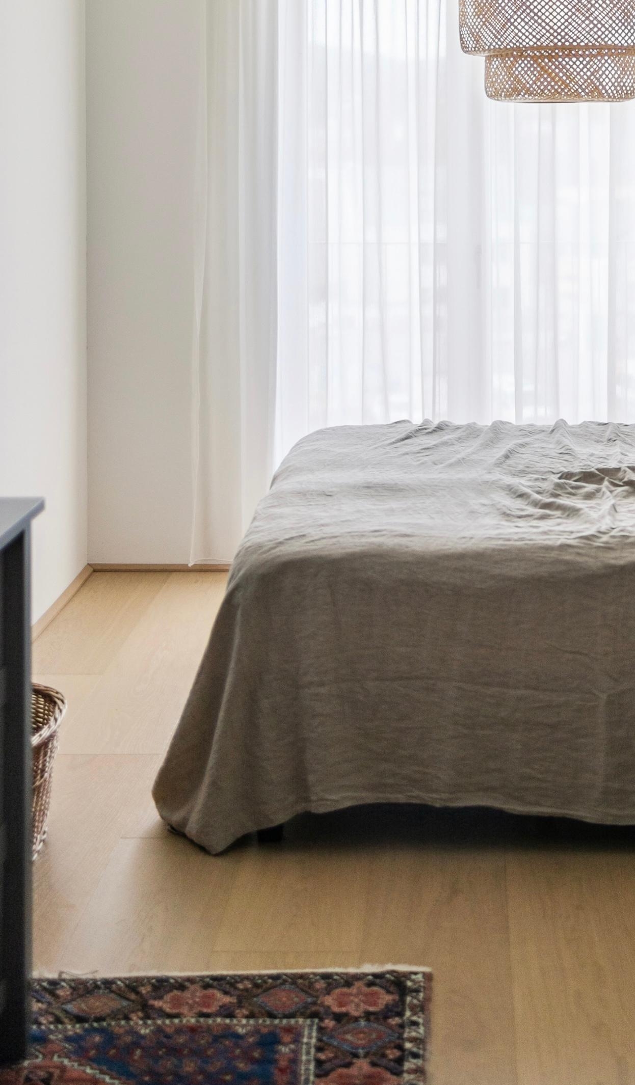 Home - wieder im eigenen Bett schlafen 🤍

#schlafzimmer #leinen #bettwäsche 

📷: @WienerWohnsinn (Bildausschnitt)