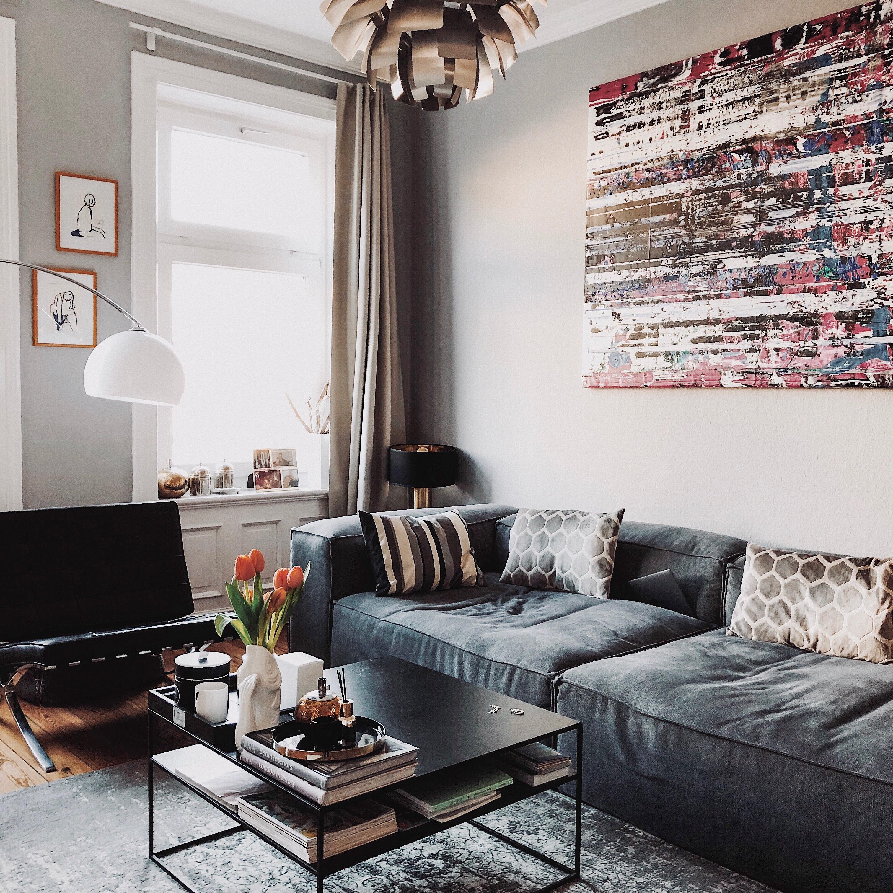 Home #danishdesign #couchtable #lampe #kunst #blumen #couch #couchstyle #living #homedecor