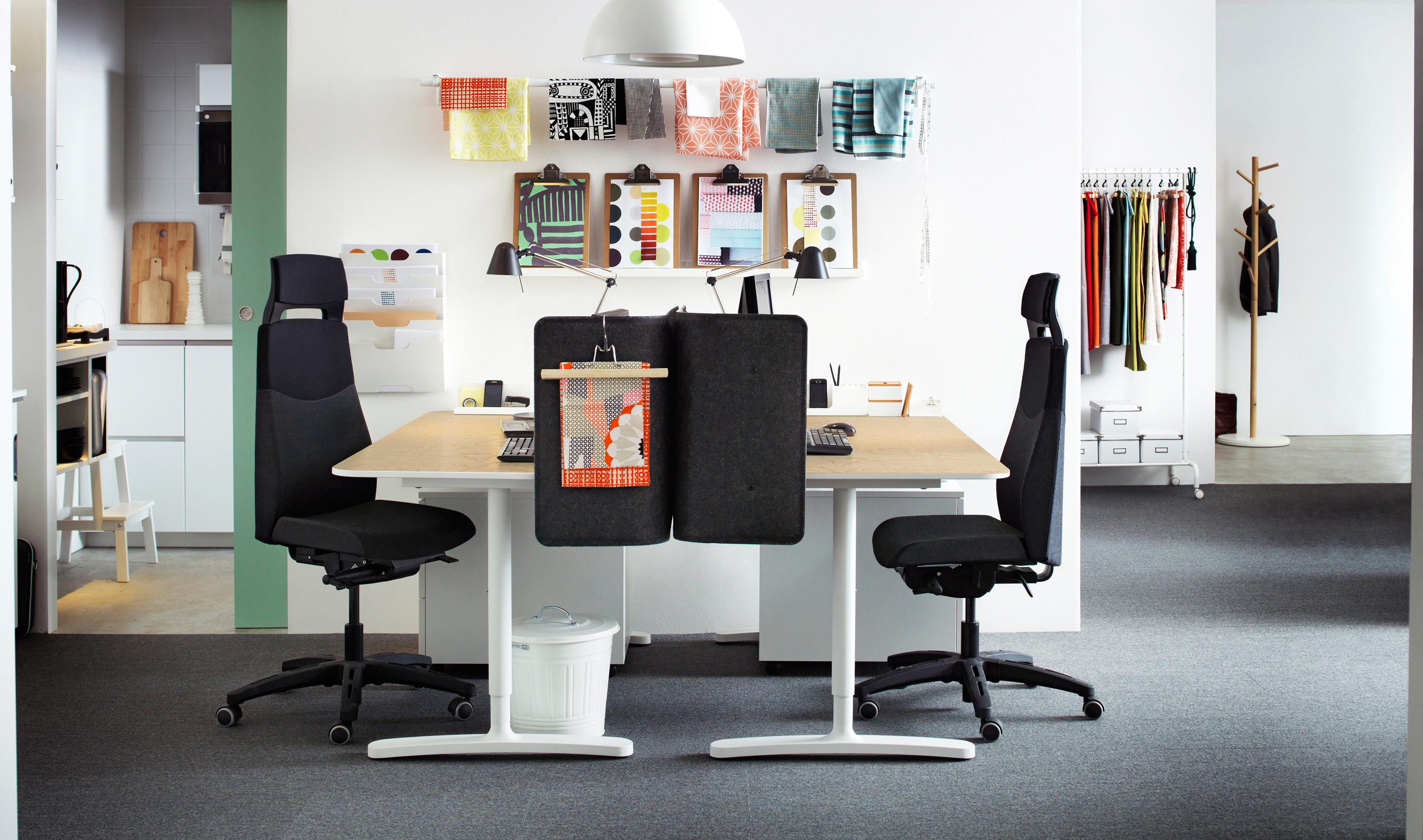 Home Office für zwei Personen einrichten #schreibtisch #hängeleuchte #holzschreibtisch ©Inter Ikea Systems B.V.