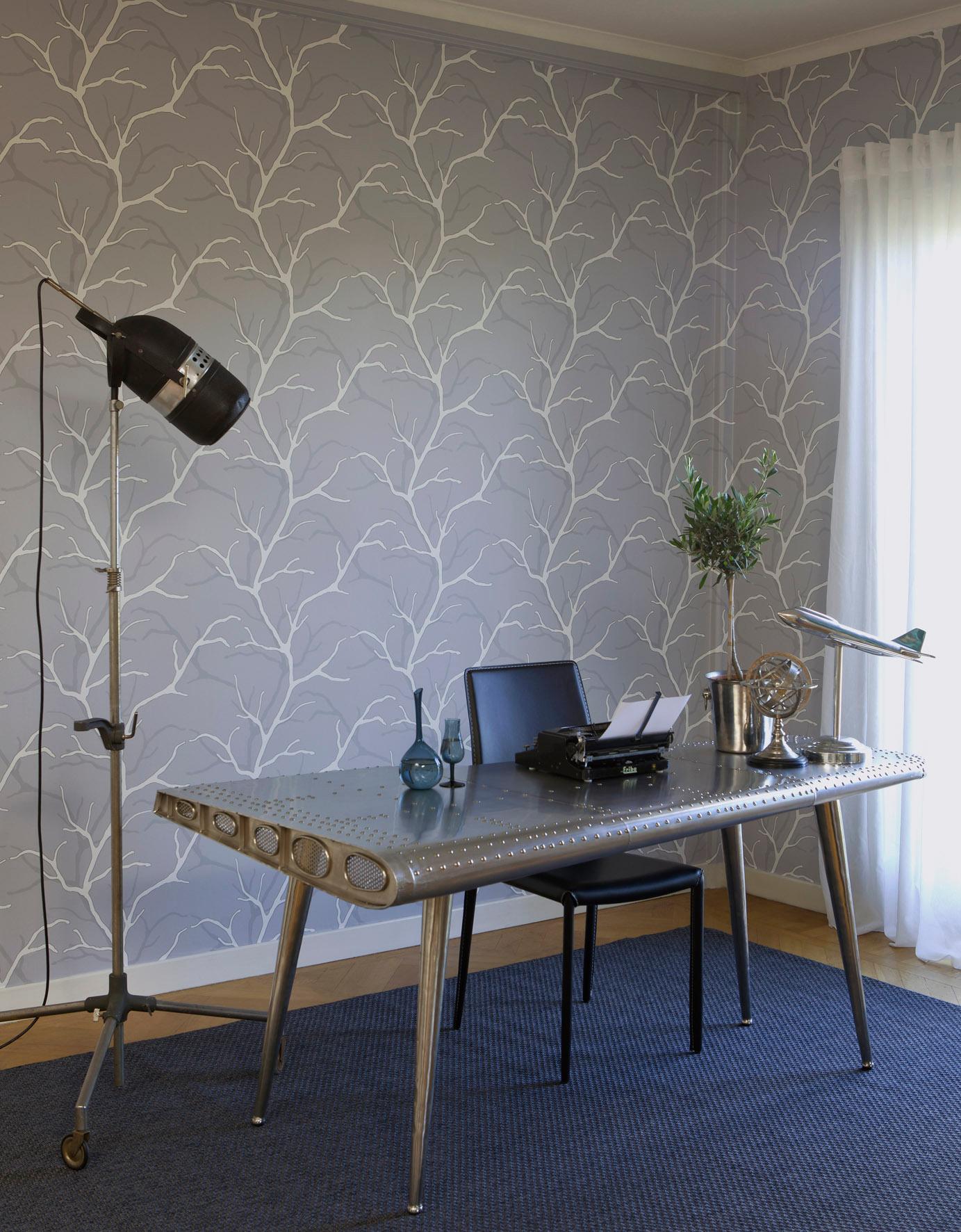 Home Office im Industrie Chic #stuhl #arbeitstisch #teppich #mustertapete #industriedesign ©durosweden.se