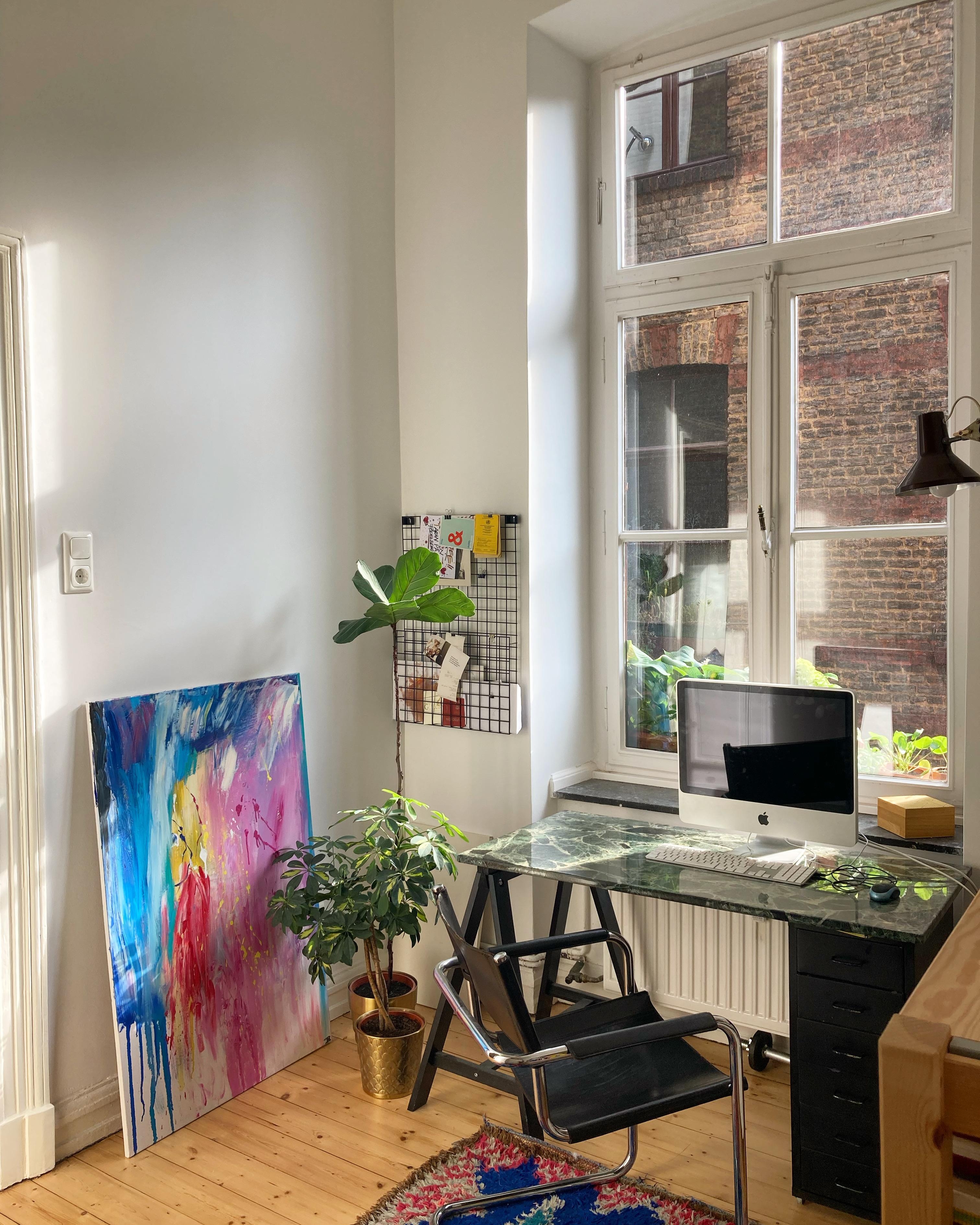 Home office view ☀️
#homeoffice#altbau#altbauliebe#pflanzenliebe#schreibtisch#sonnenlicht#colorfuldetails#colors#scandi