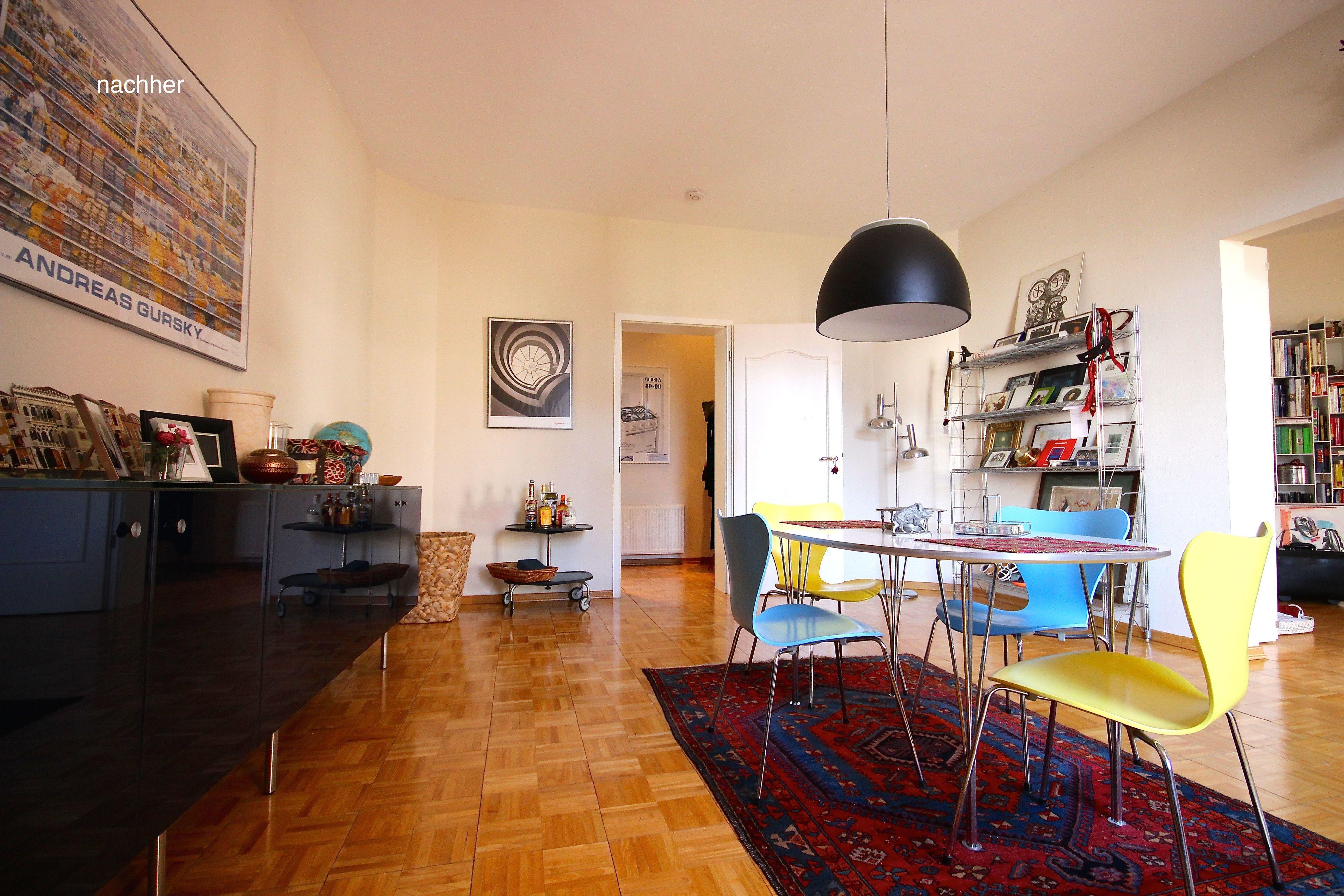 Home Staging in Altbauwohnung #stuhl #sideboard #pendelleuchte #perserteppich #hängeleuchte #tisch ©Gerardina Pantanella