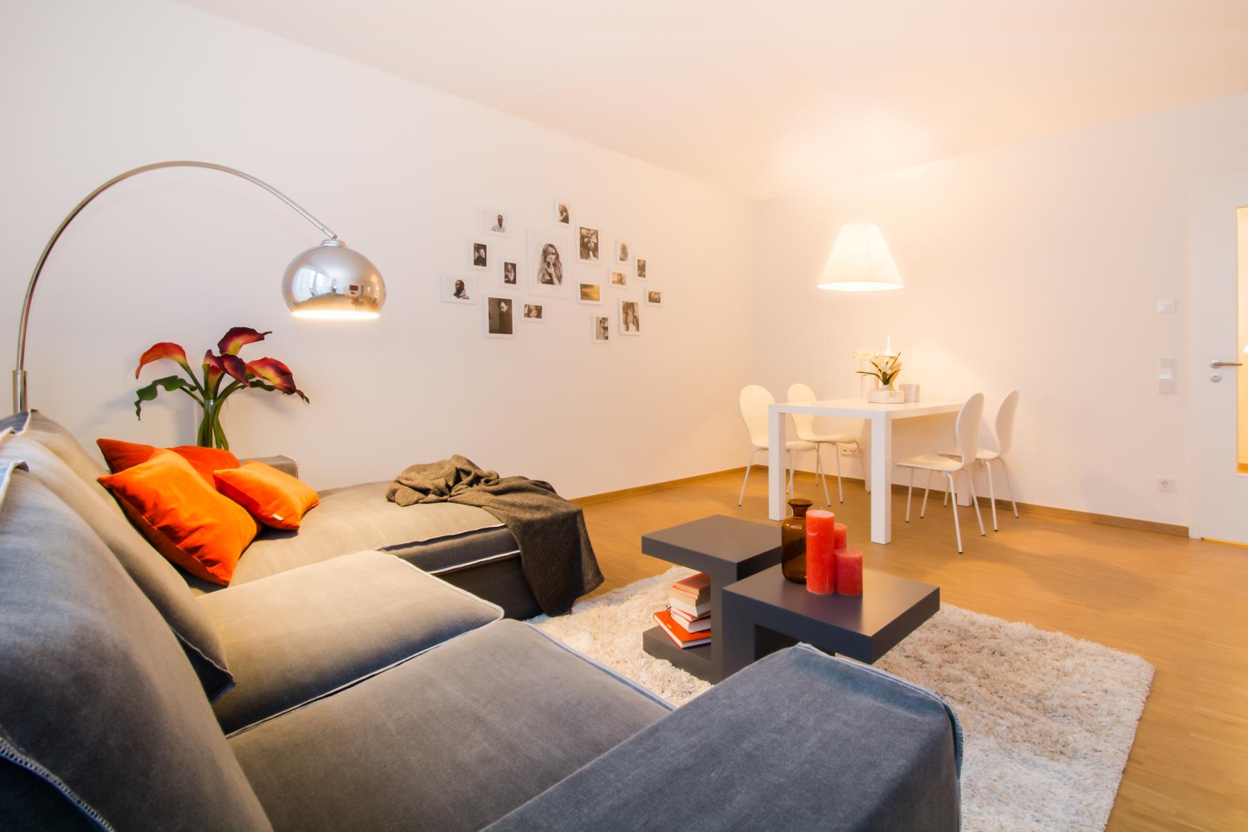 Home Staging Wohnzimmer #couchtisch #esstisch #ecksofa #lampe #tisch ©Luna Home Staging