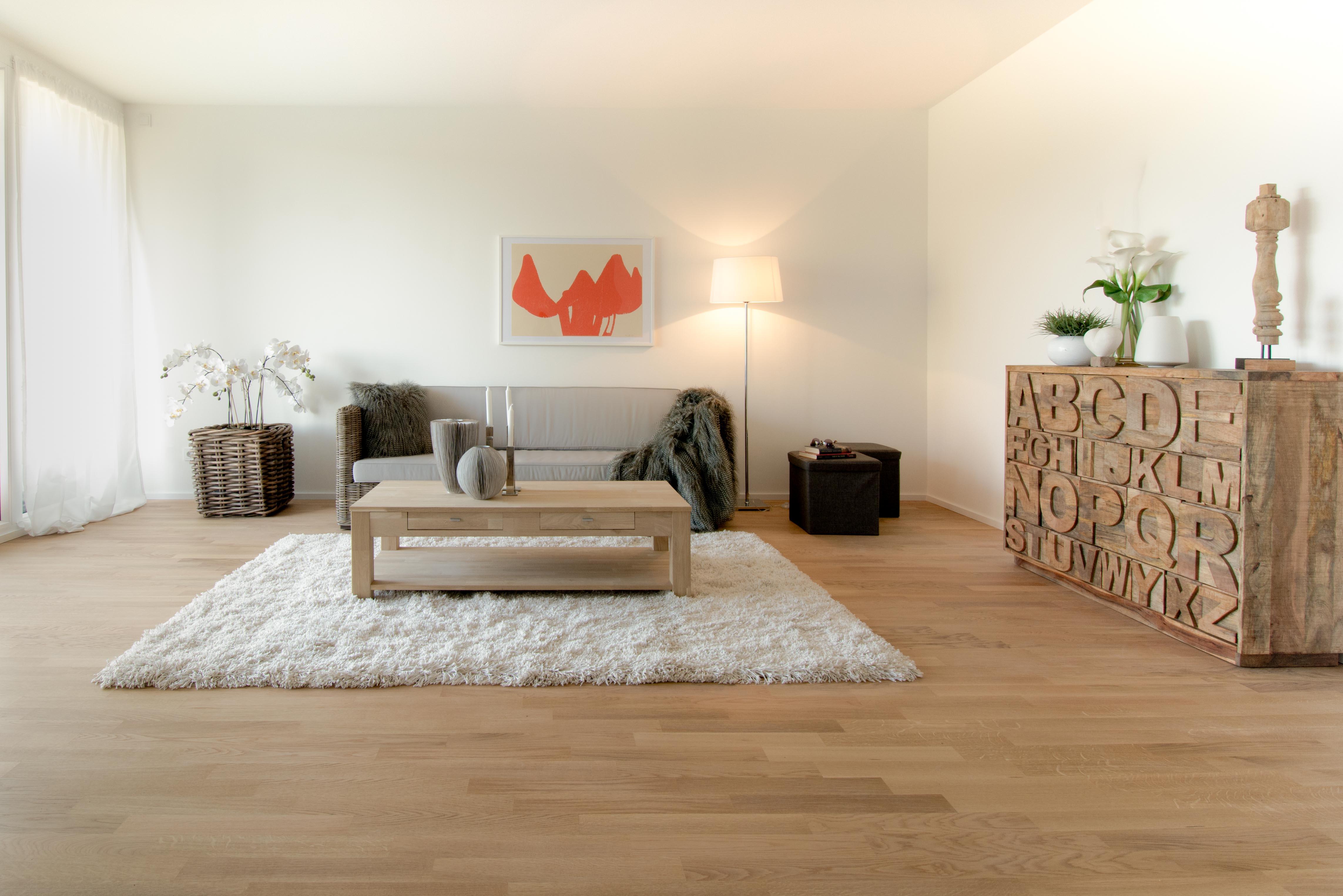 Home Staging Wohnzimmer #kommode #sofa #korbsofa #musterwohnung ©www.luna-homestaging.de
