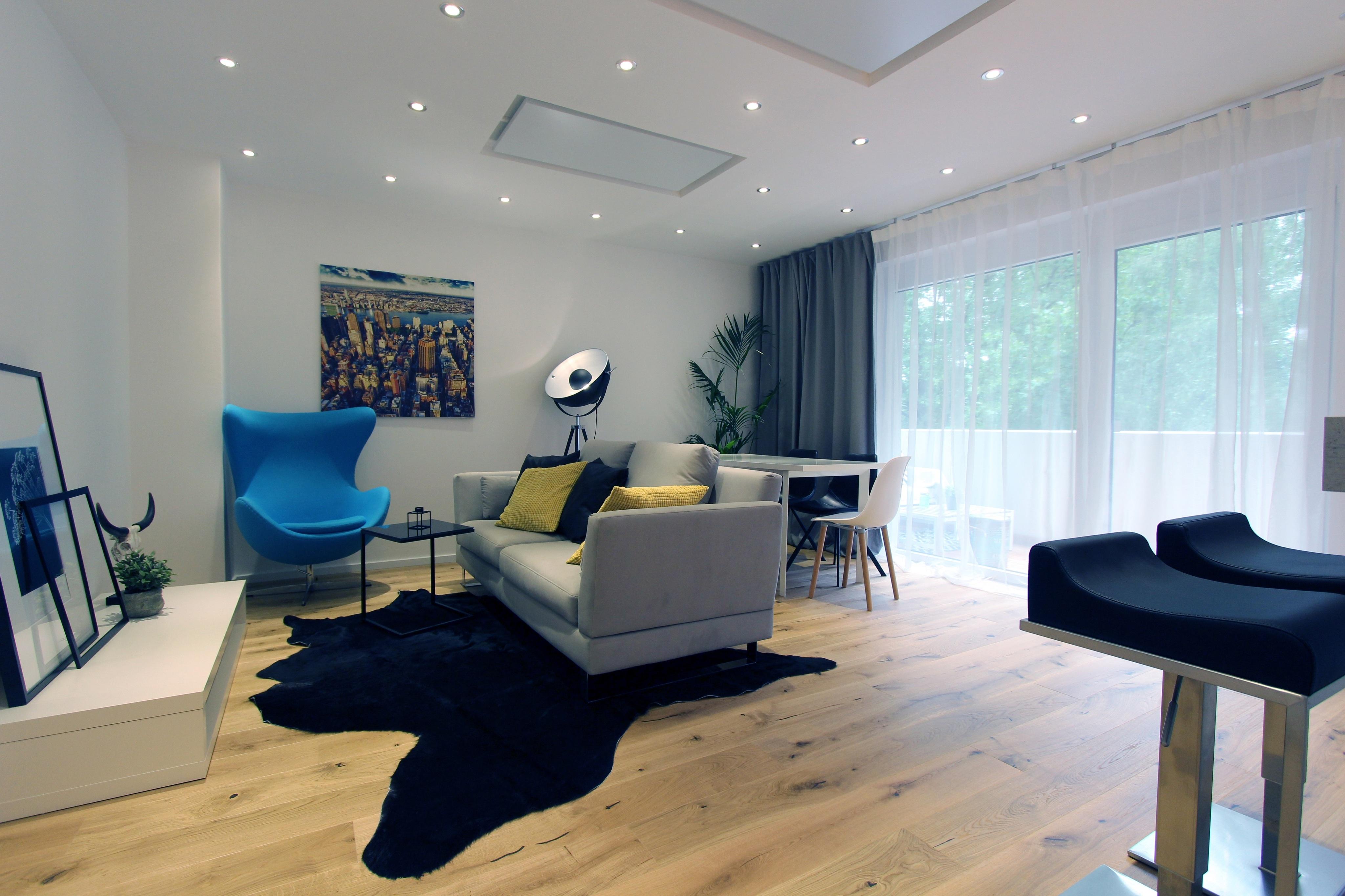 Home Staging Wohnzimmer #wohnzimmer #stehlampe #ebenerdigedusche #einrichtungsberatung #raumgestaltung ©Isabella Hemmer
