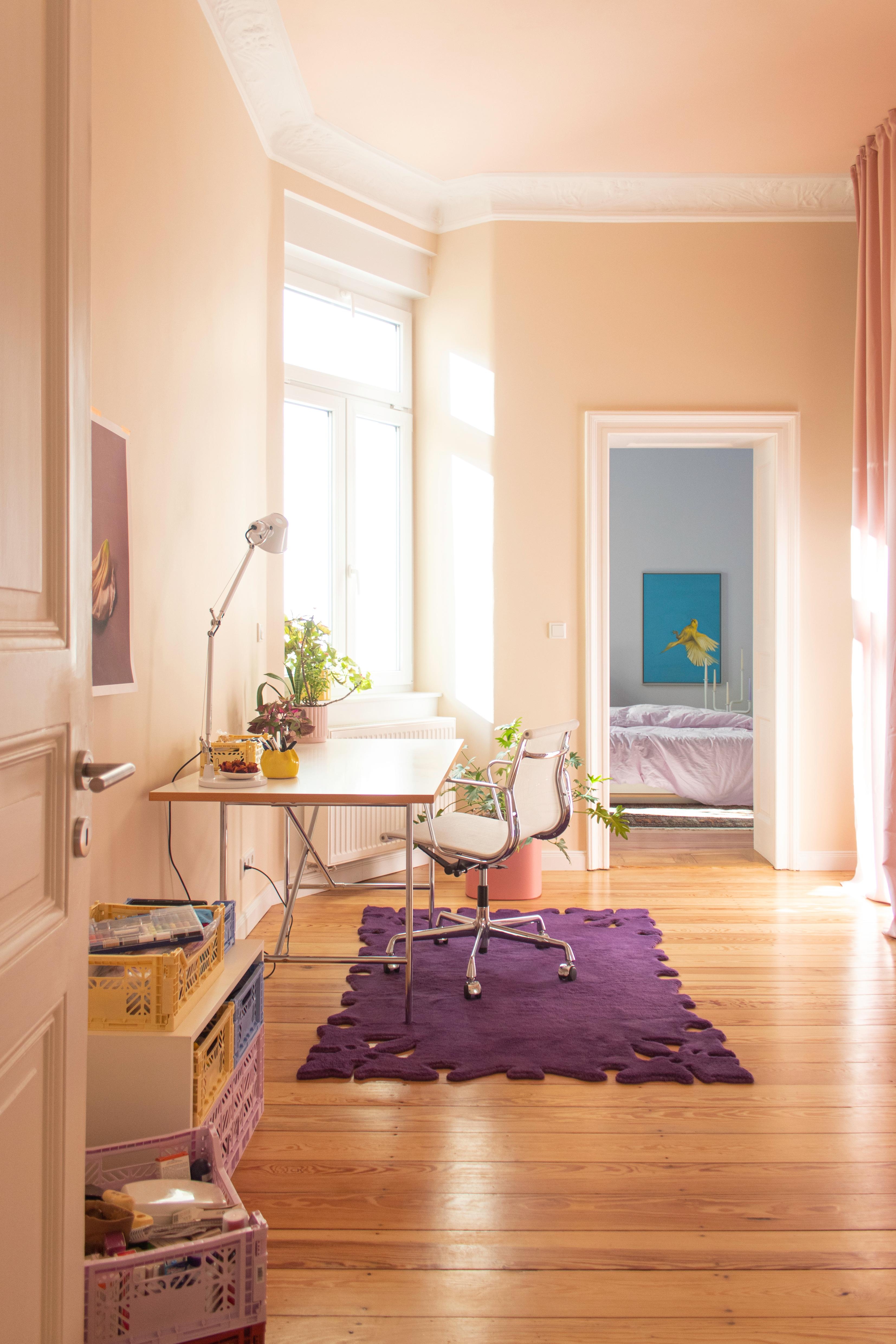 #Homeoffice #Büro #Deckenfarbe #beige #rosa #Frühling #Couchliebt #couchstyle #pastell #altbau #stuck #dielenboden