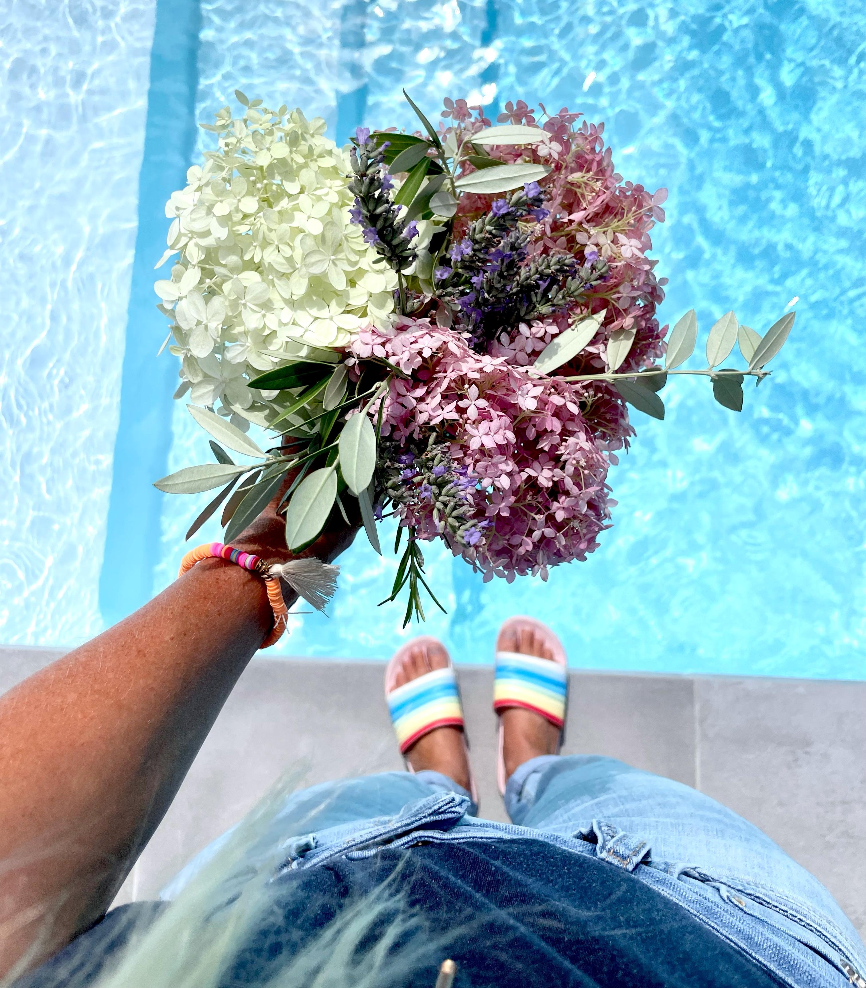 #hortensien #blumen #garten #pool #outdoor #blumendeko #flowers #blumenliebe #deko #dekoidee #blumenausdemgarten 