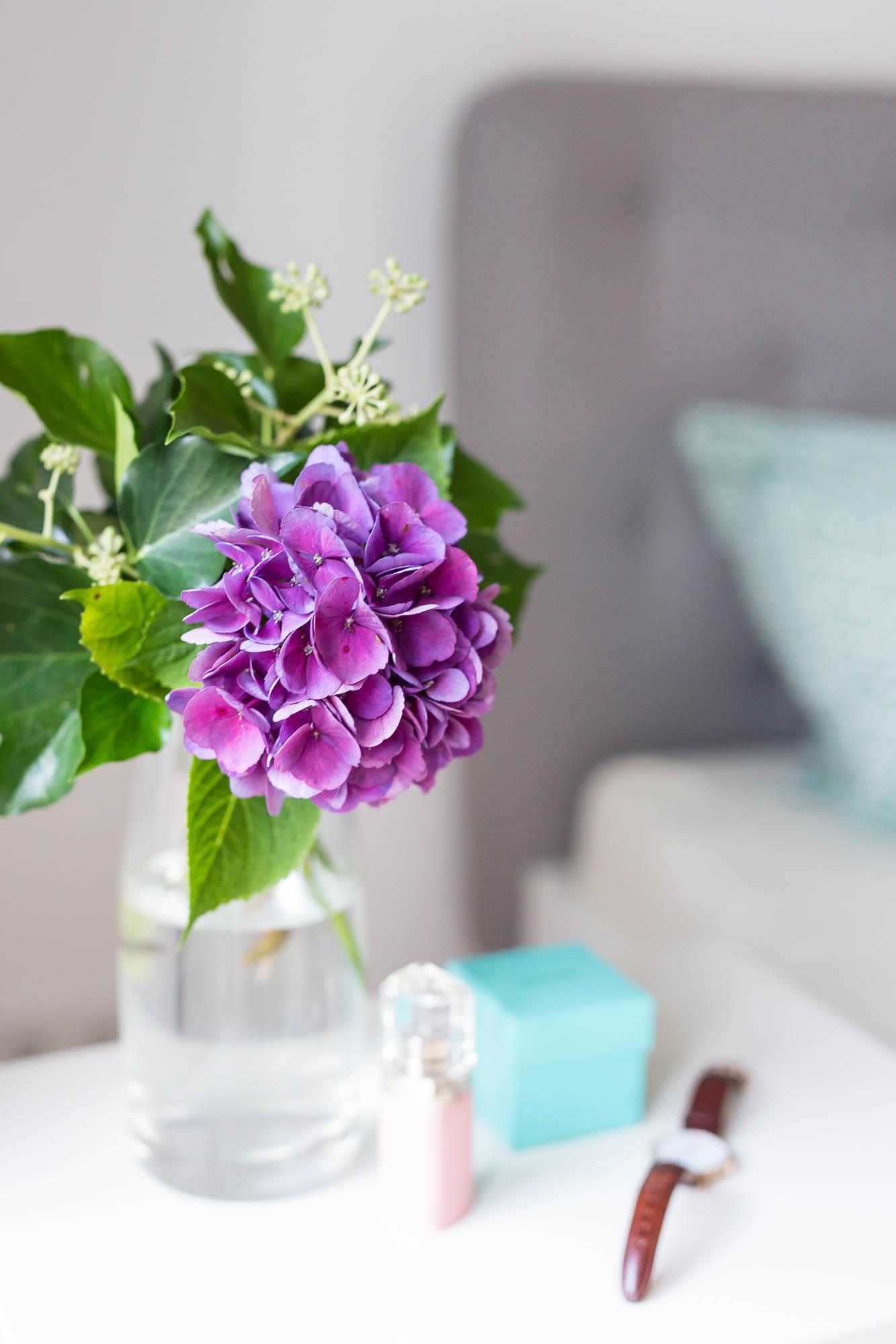 Hortensien sind auch in der Vase ein Highlight #hortensienwoche #hortensien #dekoration #vase #lila #blüte
