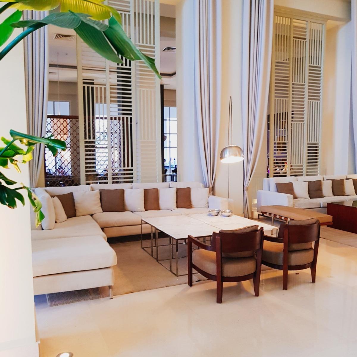 Hotel-Lobby mit Stil! #naturtöne #couch #Vorhänge #pflanzen