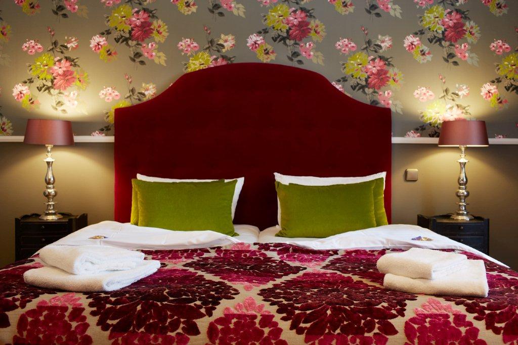 Hotelzimmer "Rosamunde Pilcher" #nachttischleuchte #mustertapete #hotelzimmer ©stylhaus.de