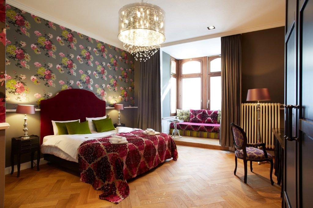 Hotelzimmer "Rosamunde Pilcher" #wandgestaltung #nachttischleuchte #mustertapete #hängeleuchte #hotelzimmer ©stylhaus.de
