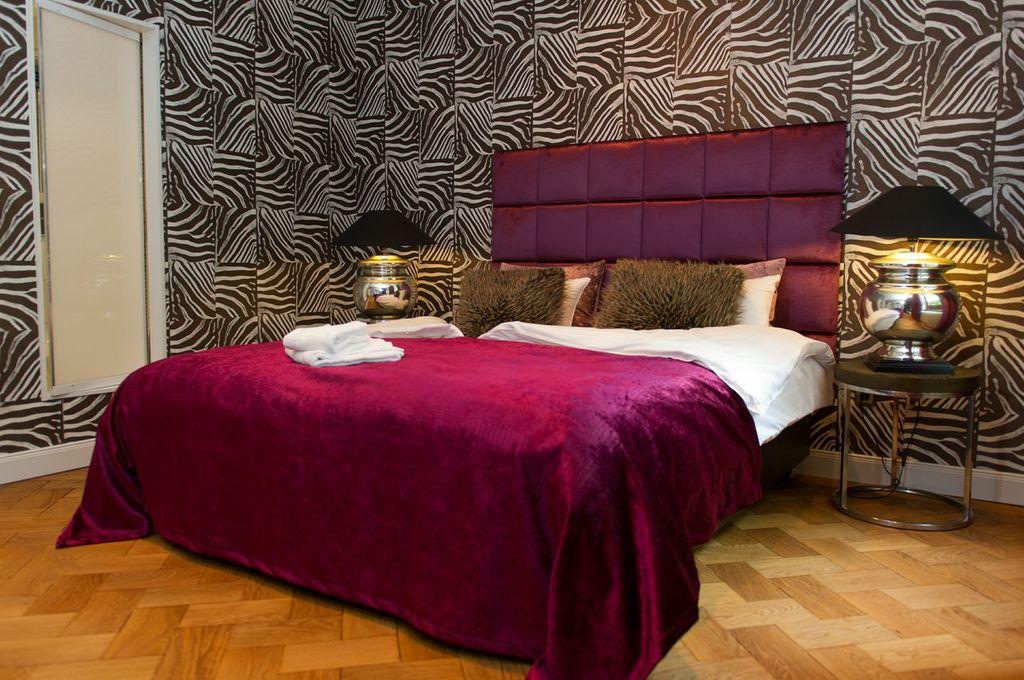 Hotelzimmer "Zebra" #wandgestaltung #nachttischleuchte #ferienwohnung #hotelzimmer ©stylhaus.de