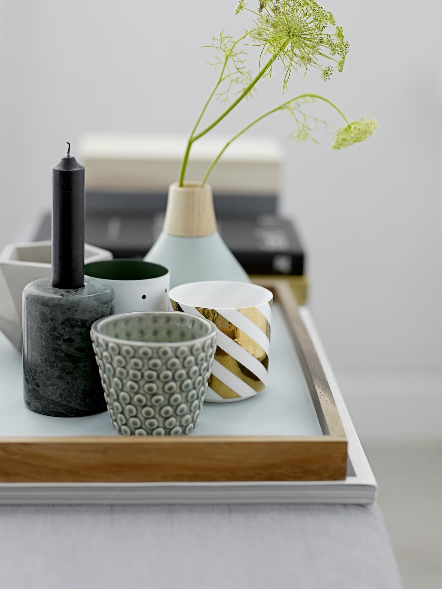 Hübsche Deko mit Teelichthaltern und Vase #tablett ©Bloomingville.com