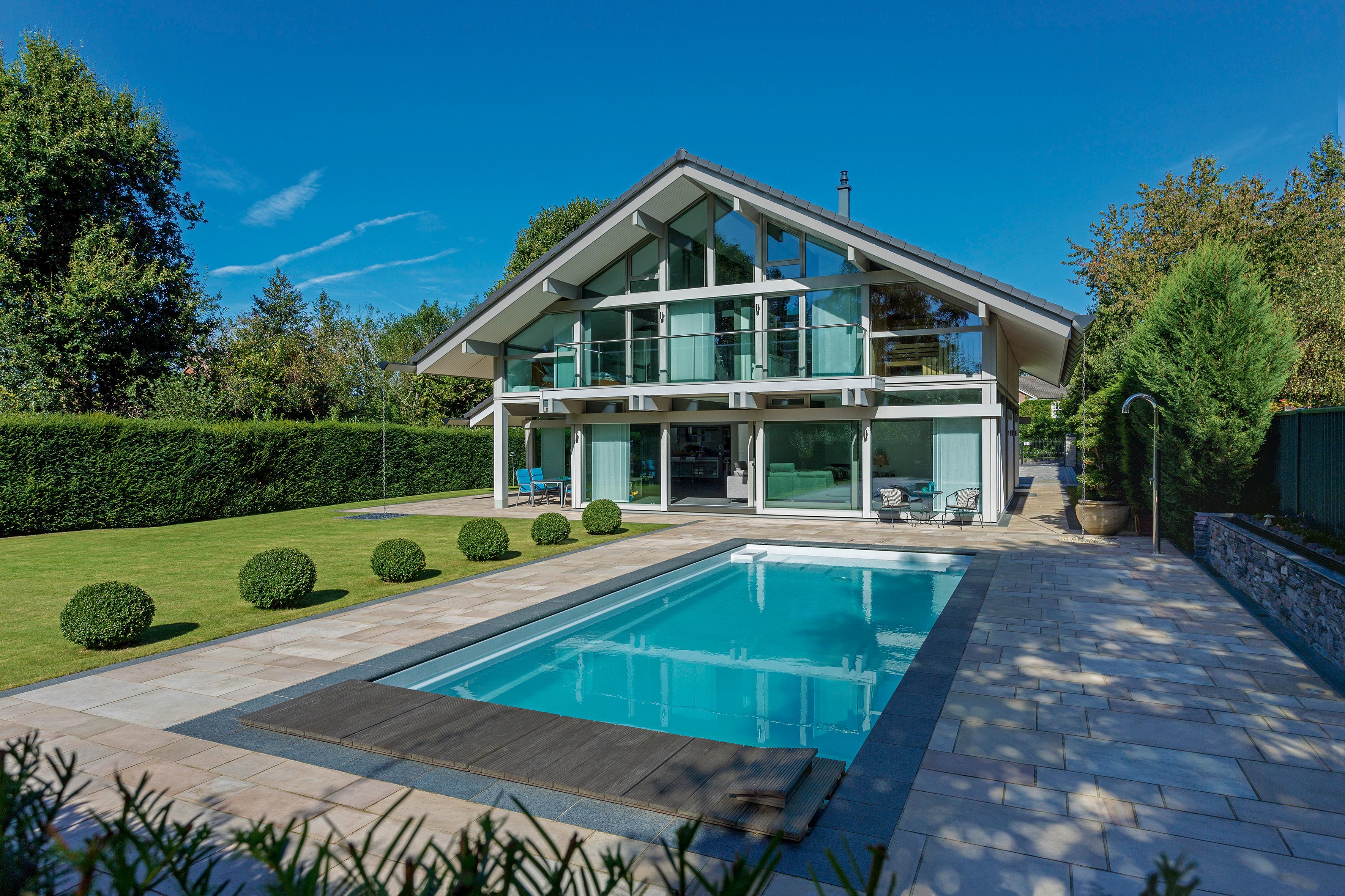 HUF HAUS mit Pool und Garten #fensterfront #pool #terrasse #designhaus #hausfassade ©HUF HAUS