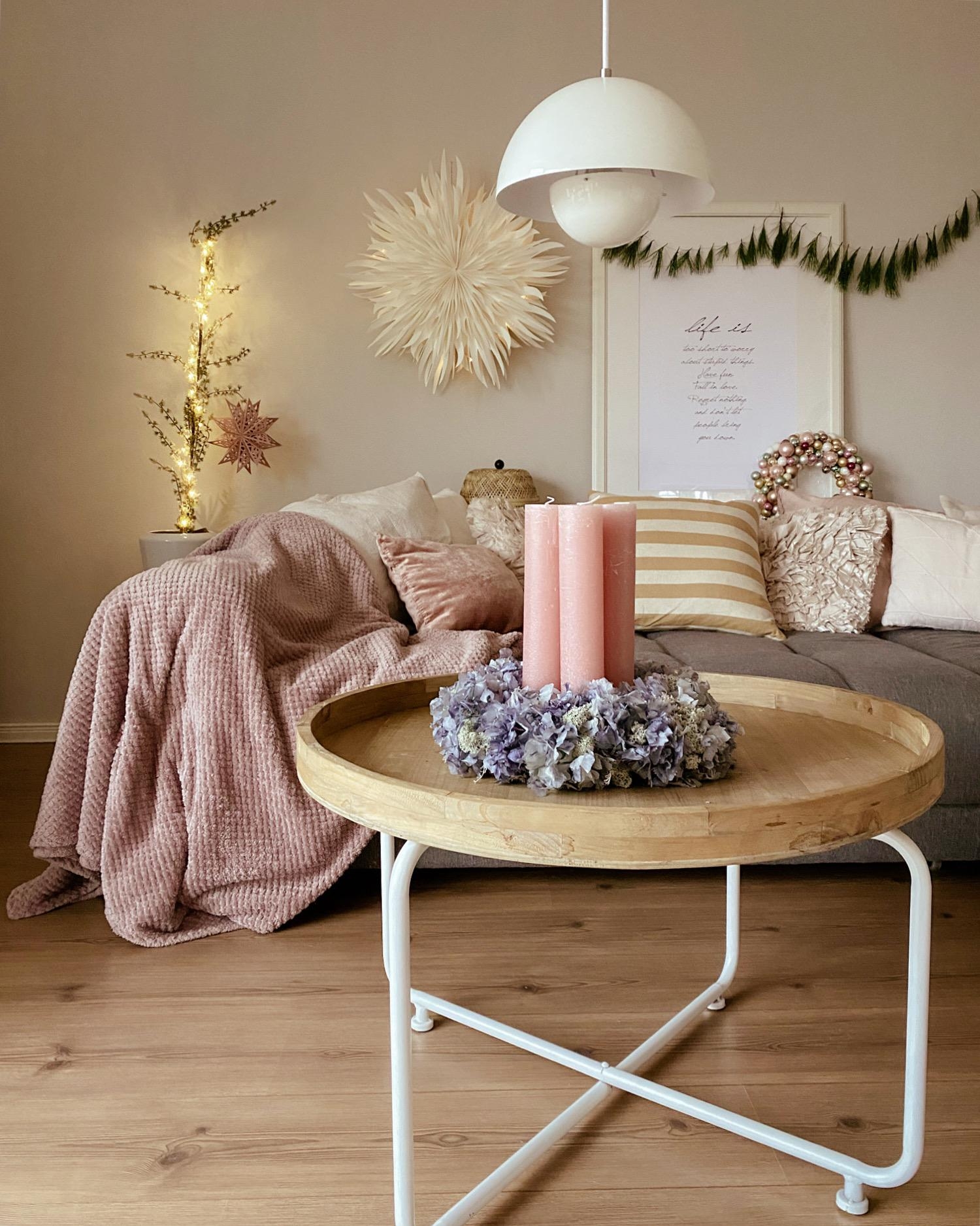 Hygge
#hyggehome#lampenliebe#christmasdecor#couchstyle#interiorliebe#cozyhome