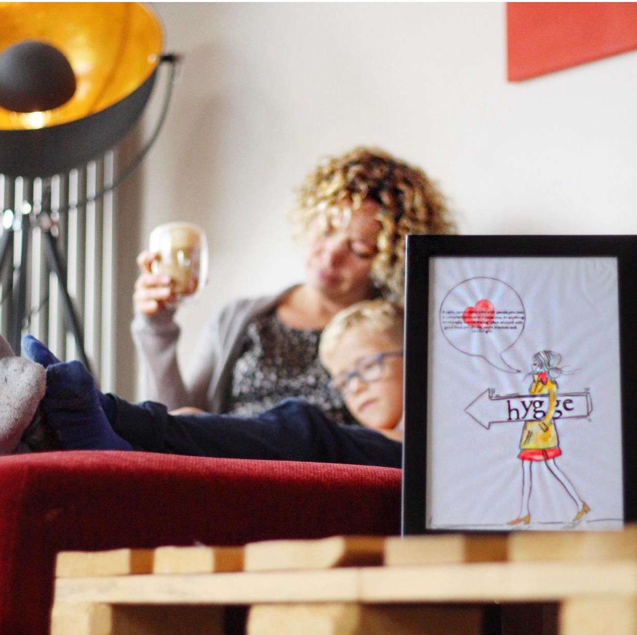 #hygge #livingchallenge Mit dem Lieblingsbuch, einem Kaffee und dem Sohn auf der Couch kuscheln? Perfekt!