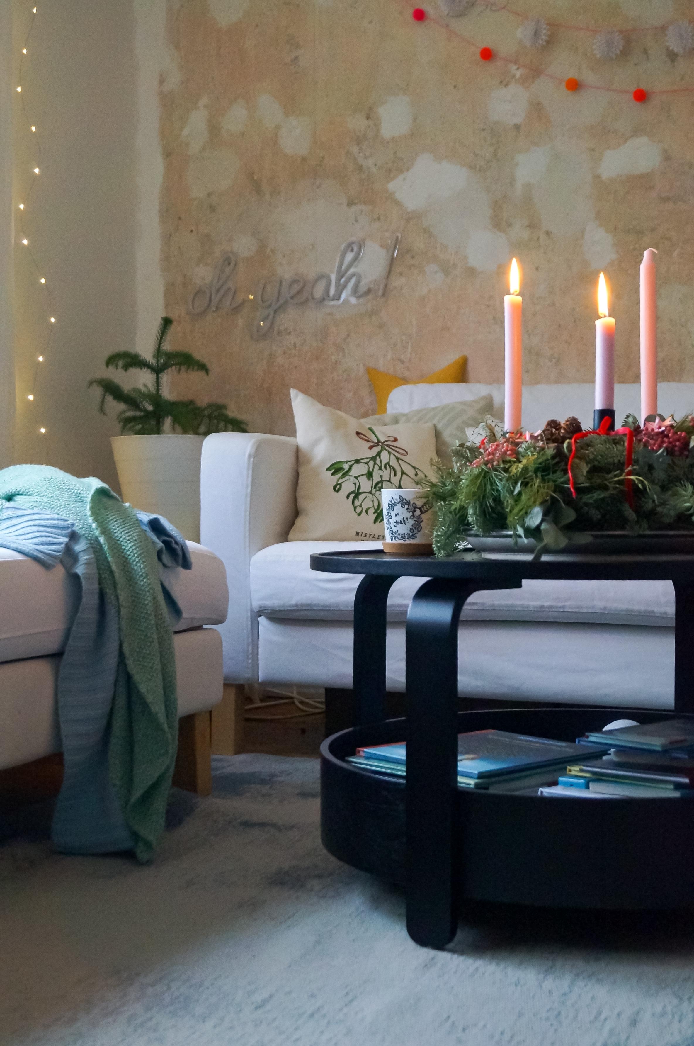 #hyggelige #adventszeit mit #kerzen und #kaffee auf der #couch

#adventskranz #wohnzimmer #detailverliebt 