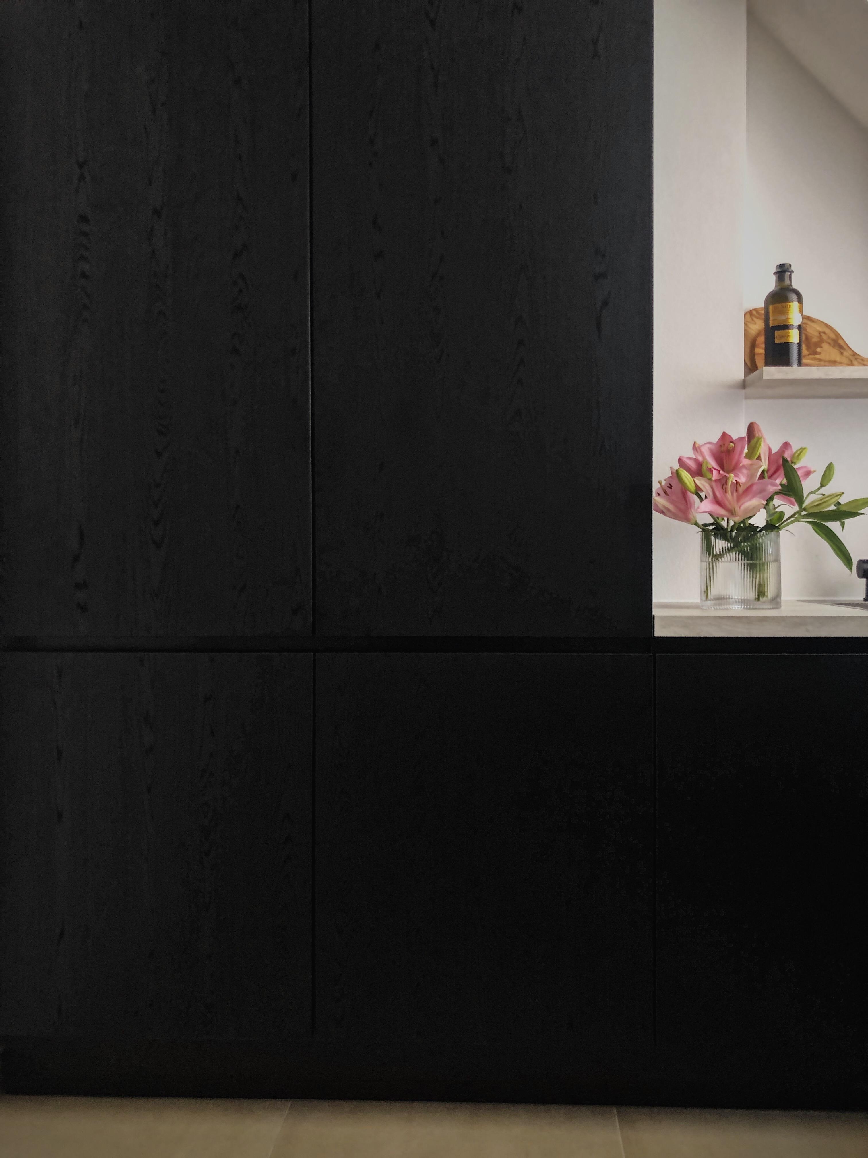 I have such an affinity for 🖤 wood.
#kitchen #black #interior #blackkitchen #kitchenstories #texture #wood #midcentury 