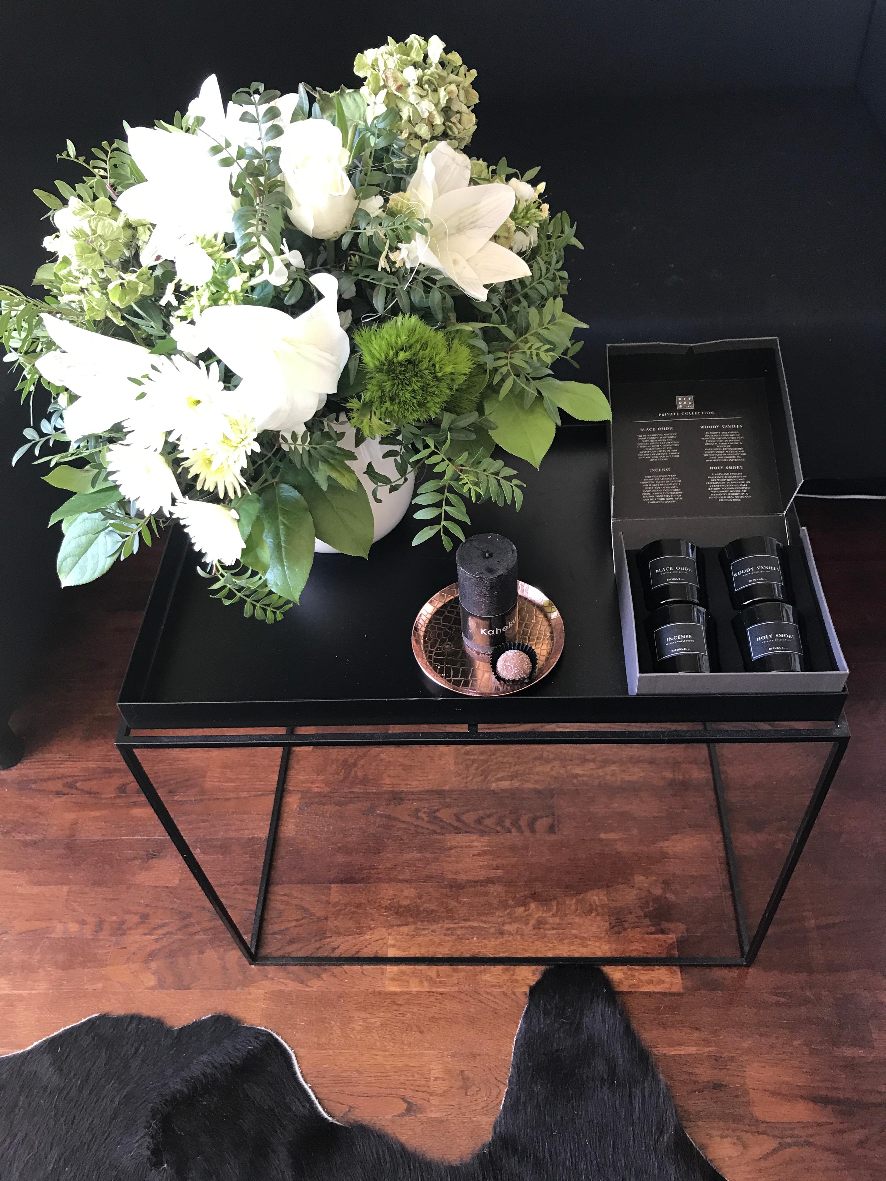 I love my black coffeetable with flowers & candles 🖤 #scandistyle #livingroom #coffeetable #flowers #copper #rituals 