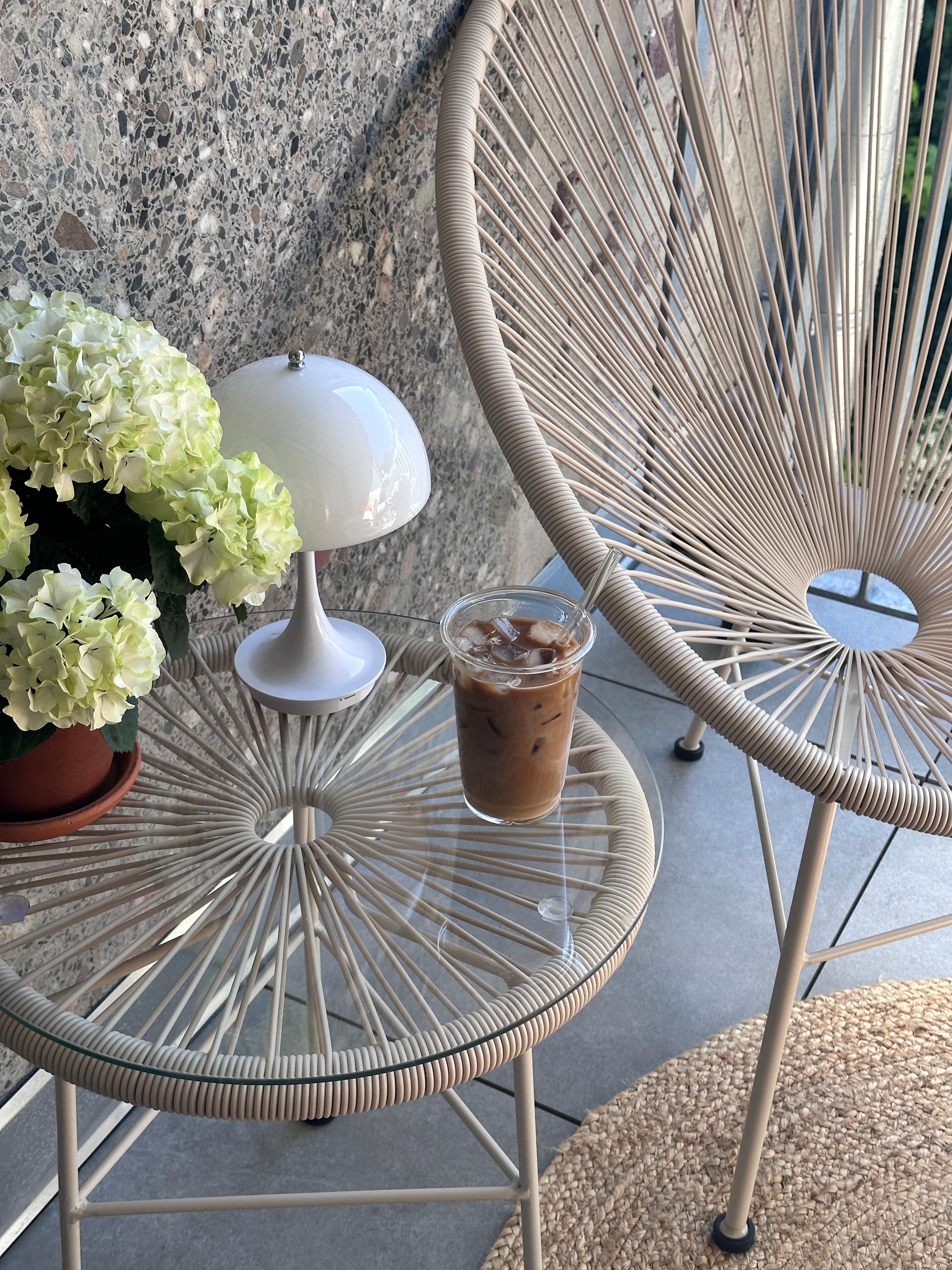 iced coffee & balcony >>>