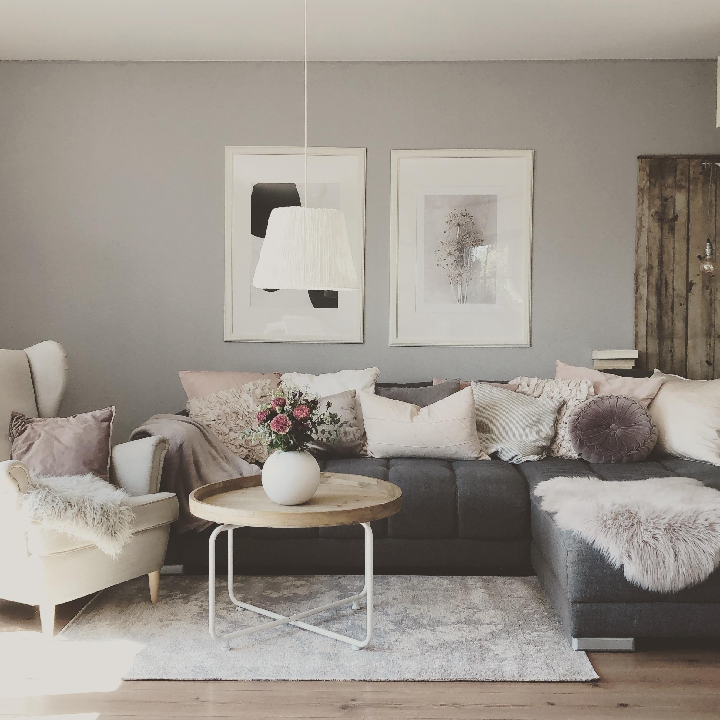 Ich änder gern Bilder,Kissen oder Lampen..damit erzeugt man kleine Veränderungen.
#wohnraum#couch#skandiliving#changeit