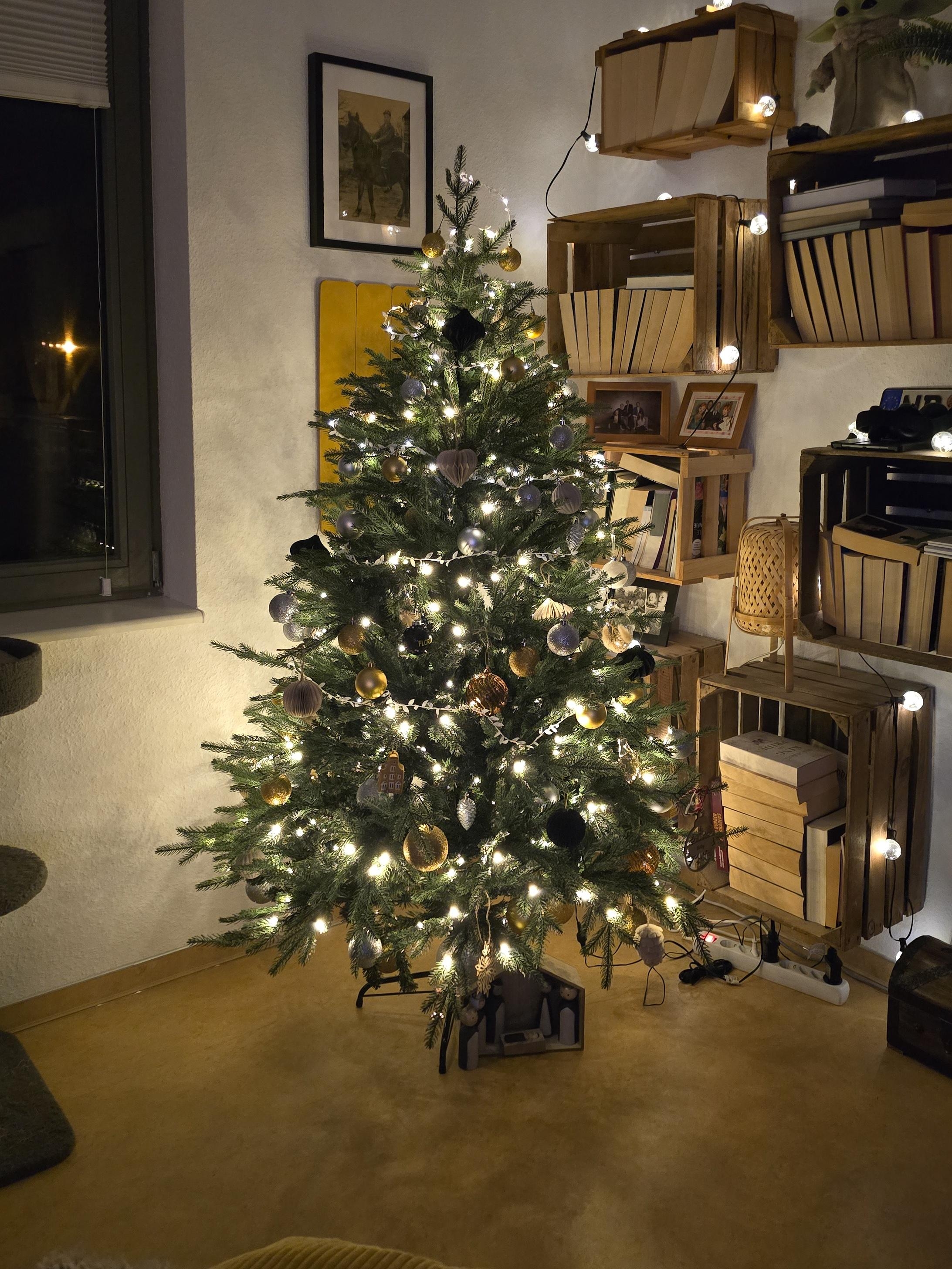 Ich hoffe ihr hattet alle wundervolle Weihnachten. Ein bisschen darf der Baum noch stehen. #weihnachtsbaum #Christbaum #deko #boho #weihachten