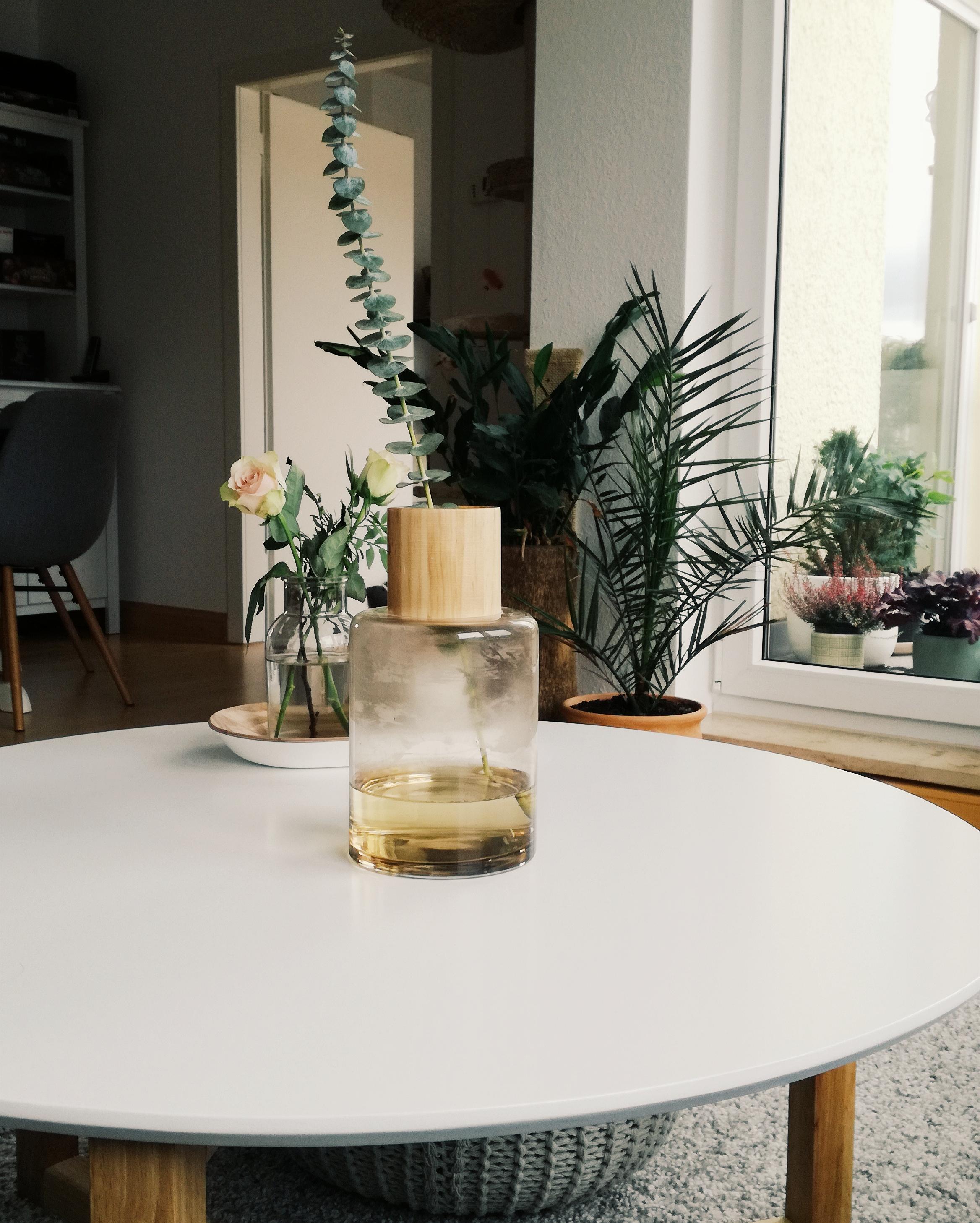 Ich liebe den geradlinigen Stil der Vase mit dem Eucalyptus ❤ #hygge #skandi #cozy #livingroom