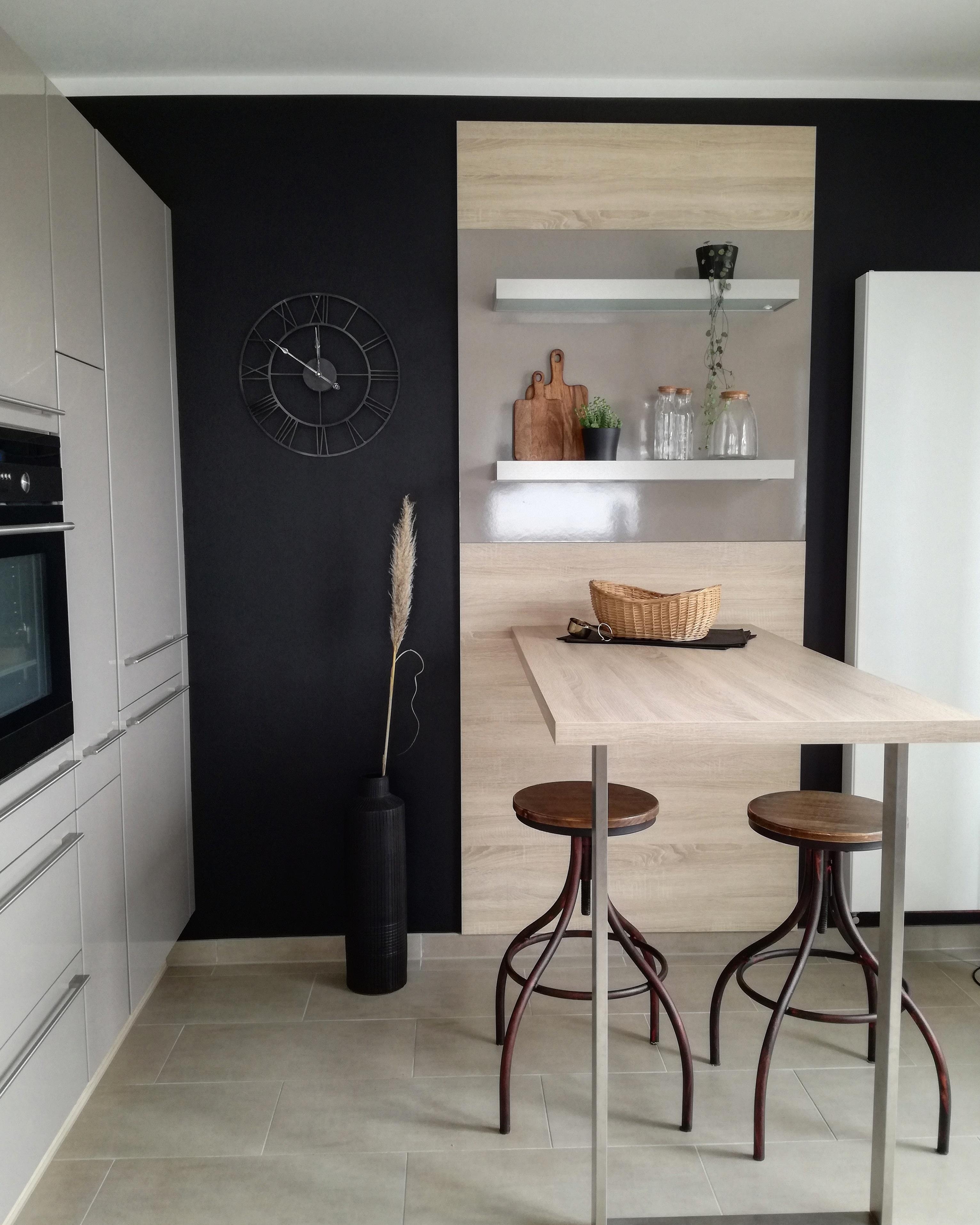 Ich liebe den Kontrast der schwarzen Wand zum hellen Holz der Küche 😊 #schwarzewand #küche #tisch #hocker #industrial