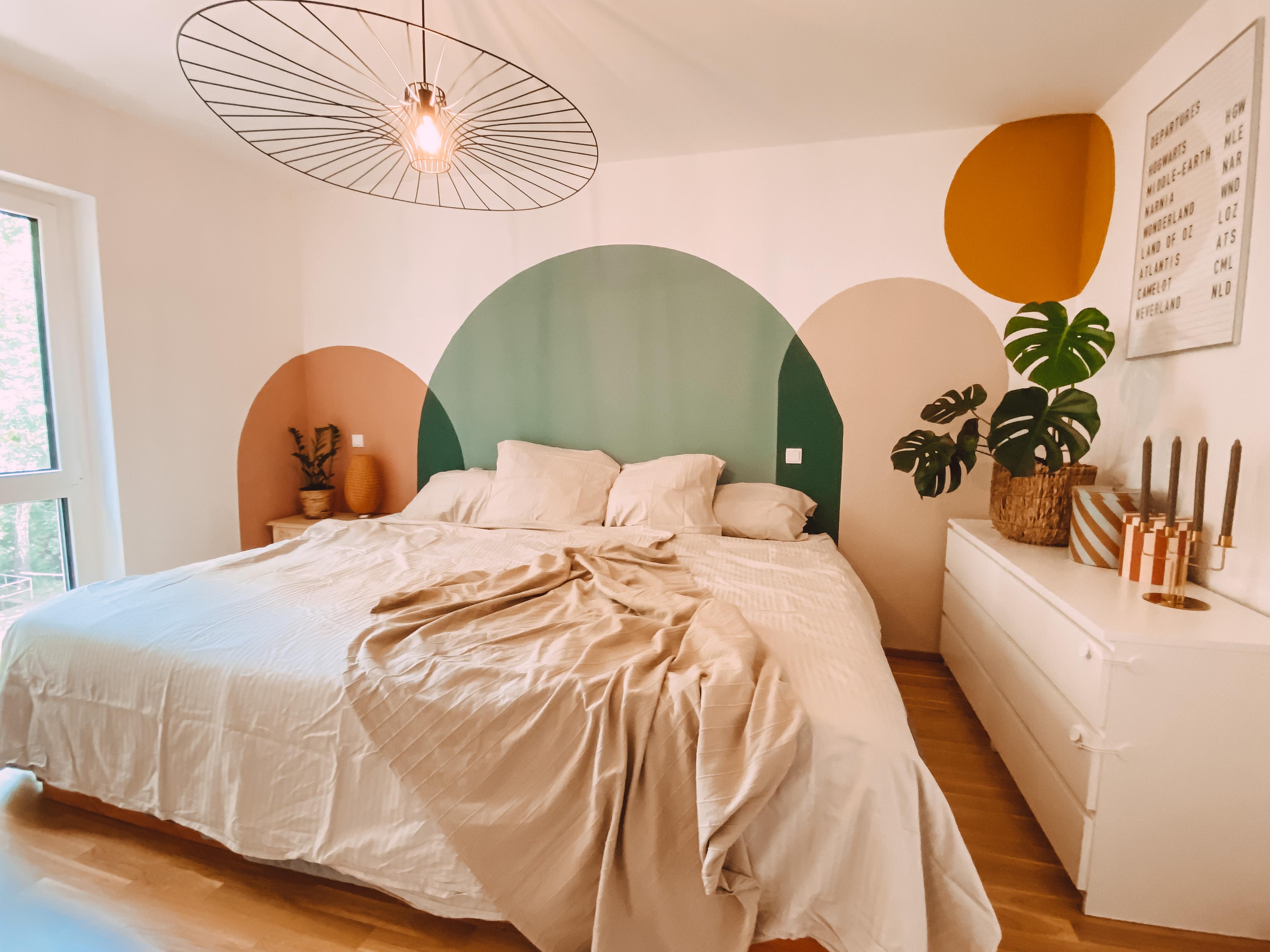 Ich liebe den Stilbruch unserer eleganten Deckenleuchte und den modernen Wandfarben. #schlafzimmer #modernbohemian