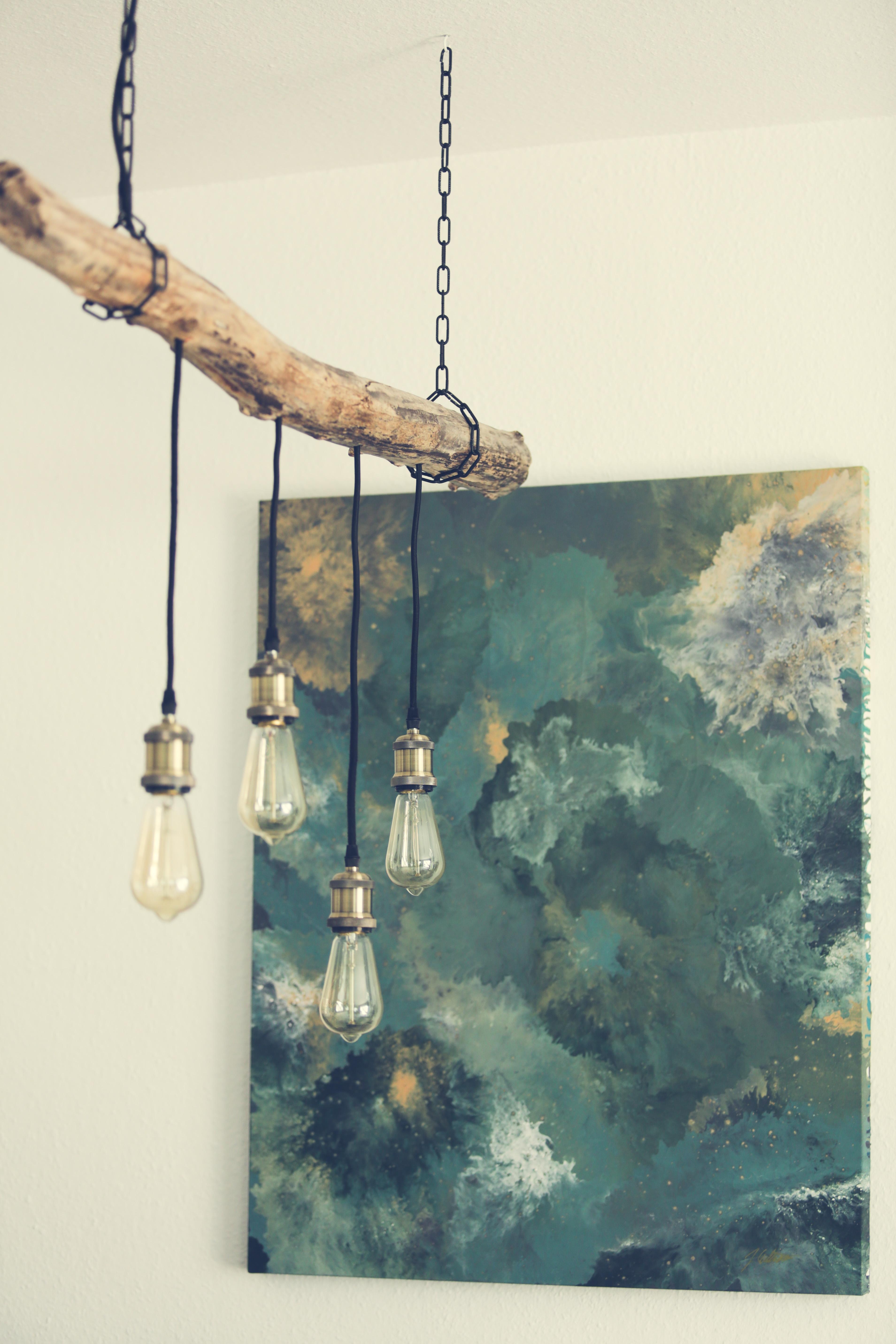 Ich liebe die Harmonie zwischen meinem selbst gemalten Acrylbild & der Treibholzlampe, die wir gebaut haben #diyprojekt