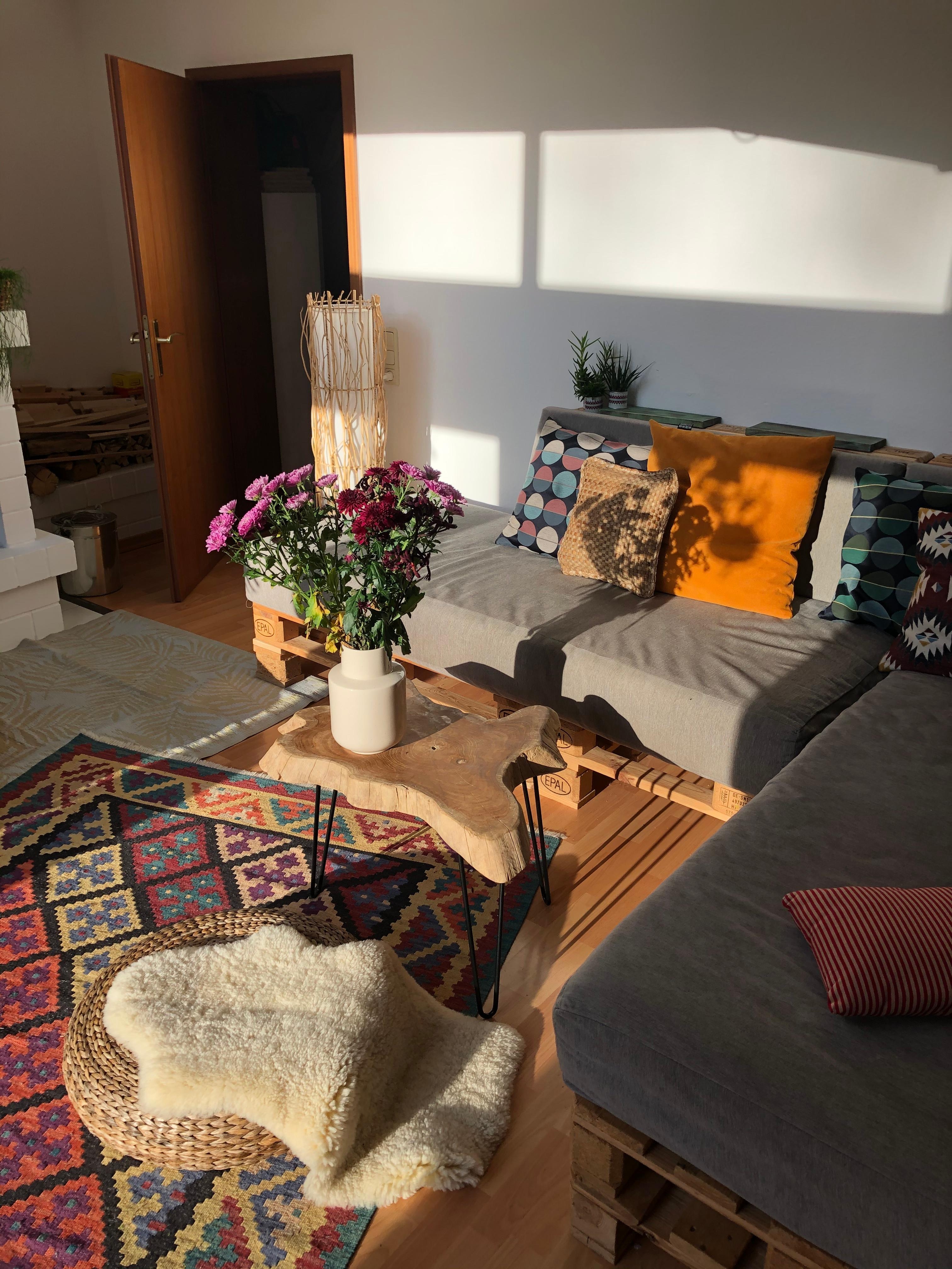 Ich liebe es einfach, wie gerade die #Herbstsonne in unser #Wohnzimmer fällt – #boho #bunt #livingroom
