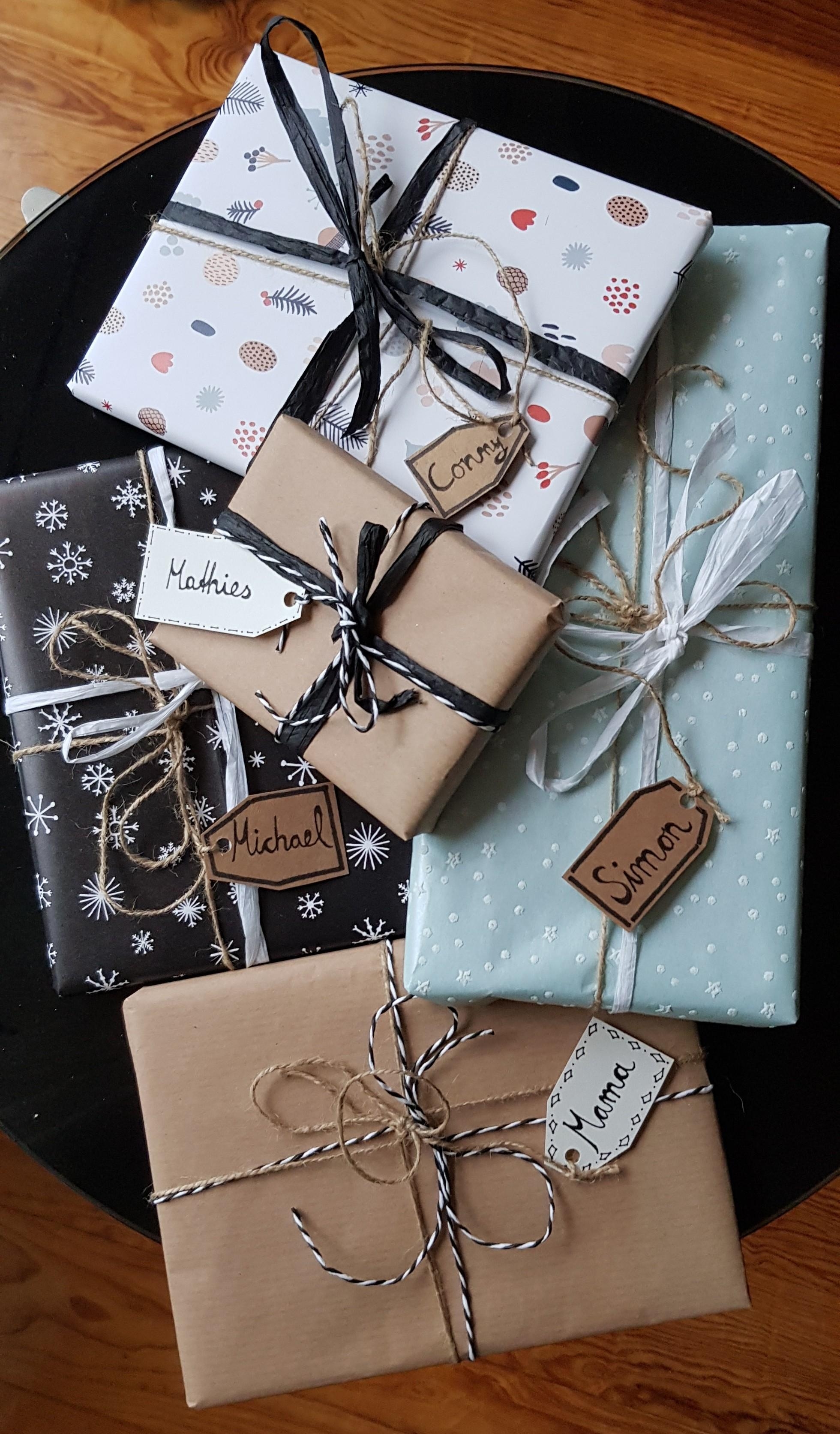 Ich liebe es, Geschenke in der Weihnachtszeit einzupacken! #diy #geschenkeverpacken #geschenkpapier #weihnachtsgeschenk
