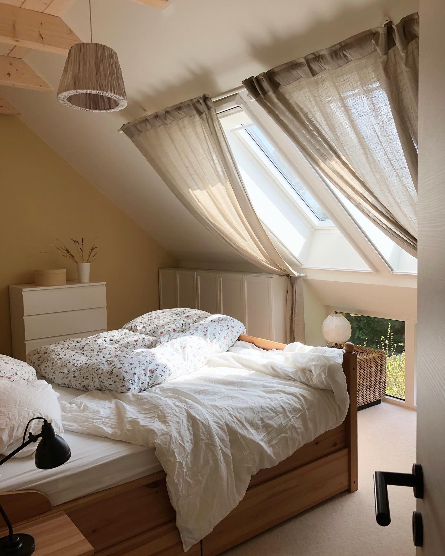 Ich liebe es, wenn morgens die Sonne ins Schlafzimmer scheint ☀️
#schlafzimmer #livingchallenge #cozy #bedroom #sonne