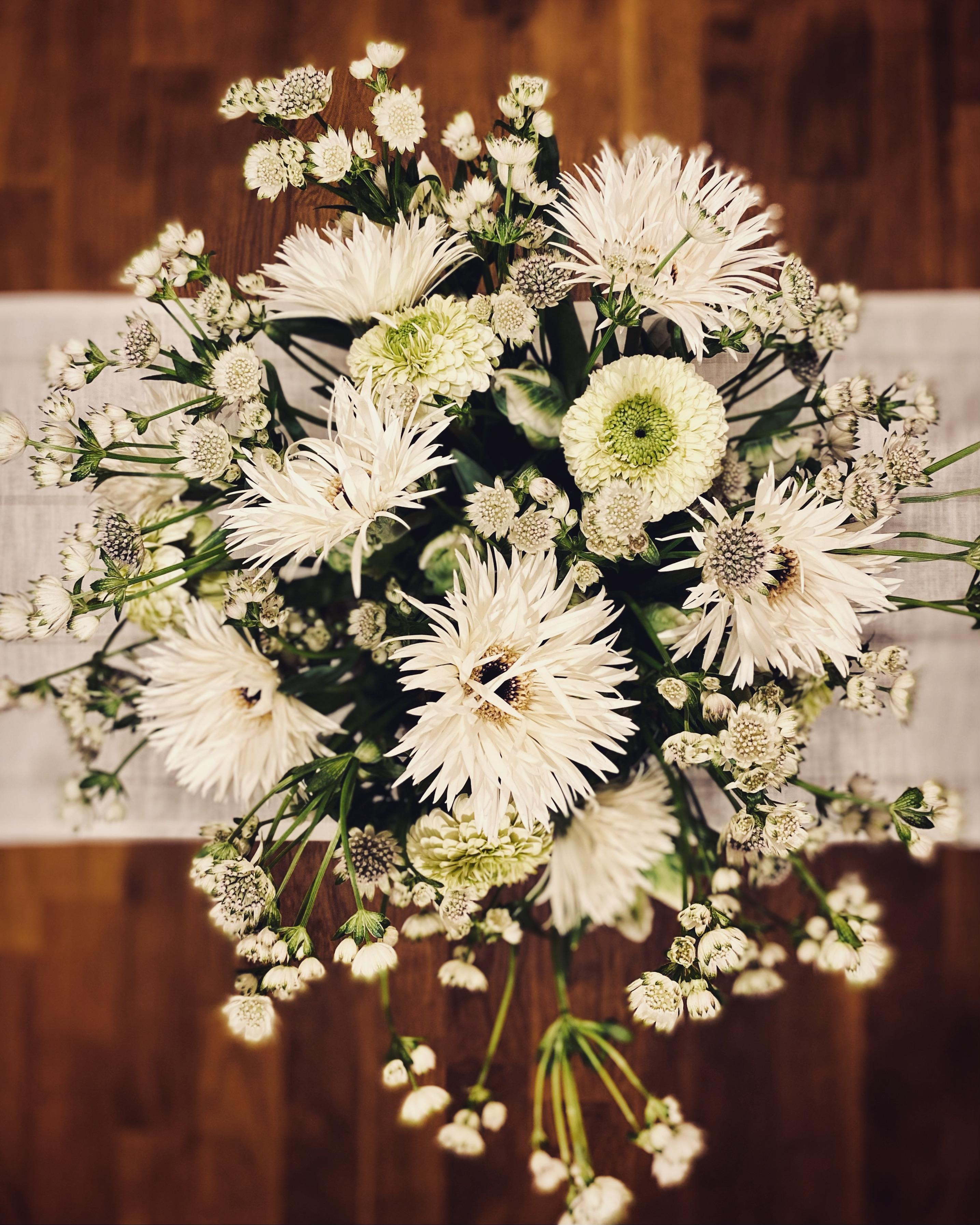 Ich liebe frische Blumen, am liebsten in weiß 🤍 was sind eure Lieblingsblumen? #freshflowerfriday #couchstyle