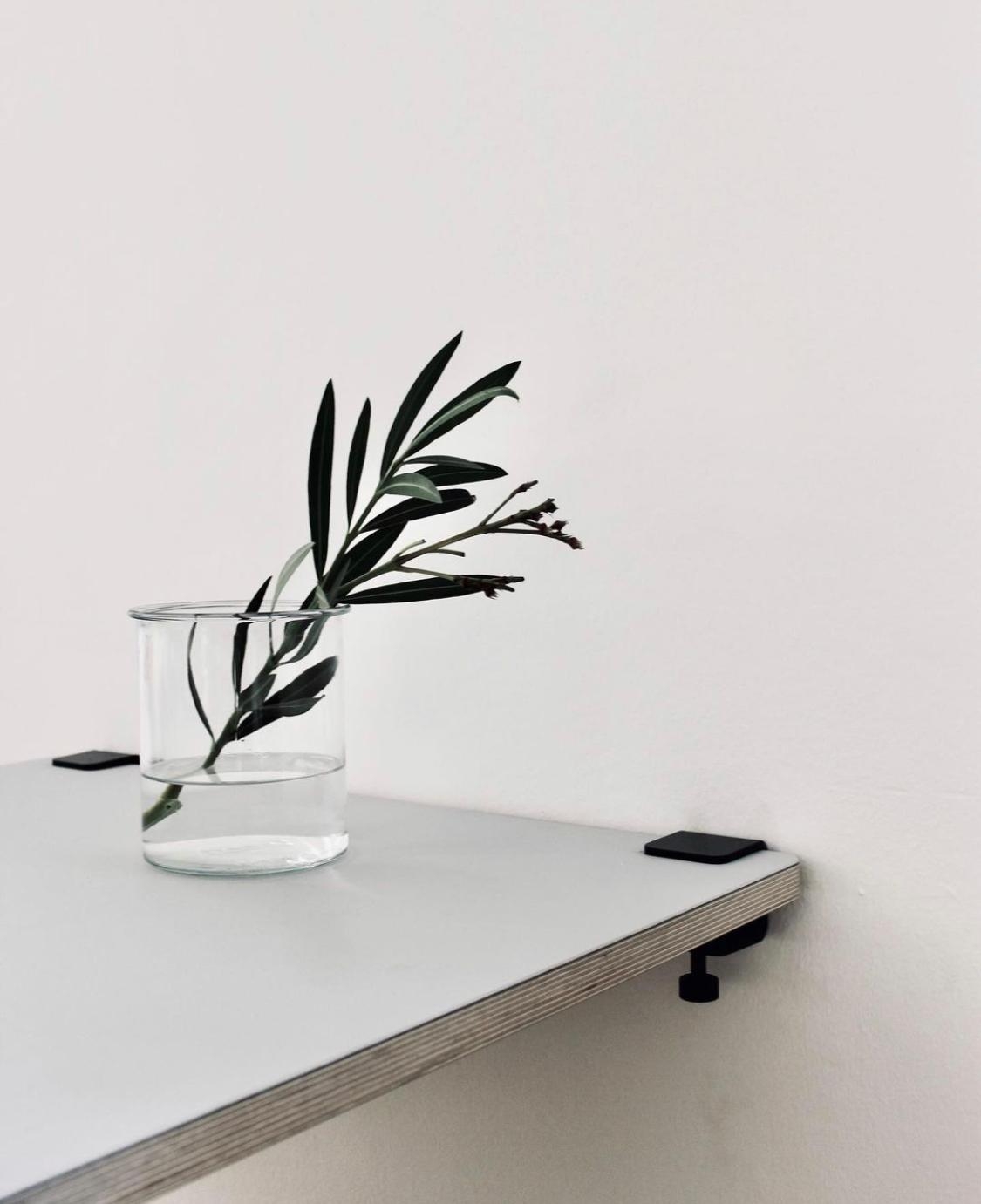 Ich liebe funktionale und gleichzeitig ästhetische Möbelstücke - wie unseren Esstisch. #linoplatte #minimalism #esstisch