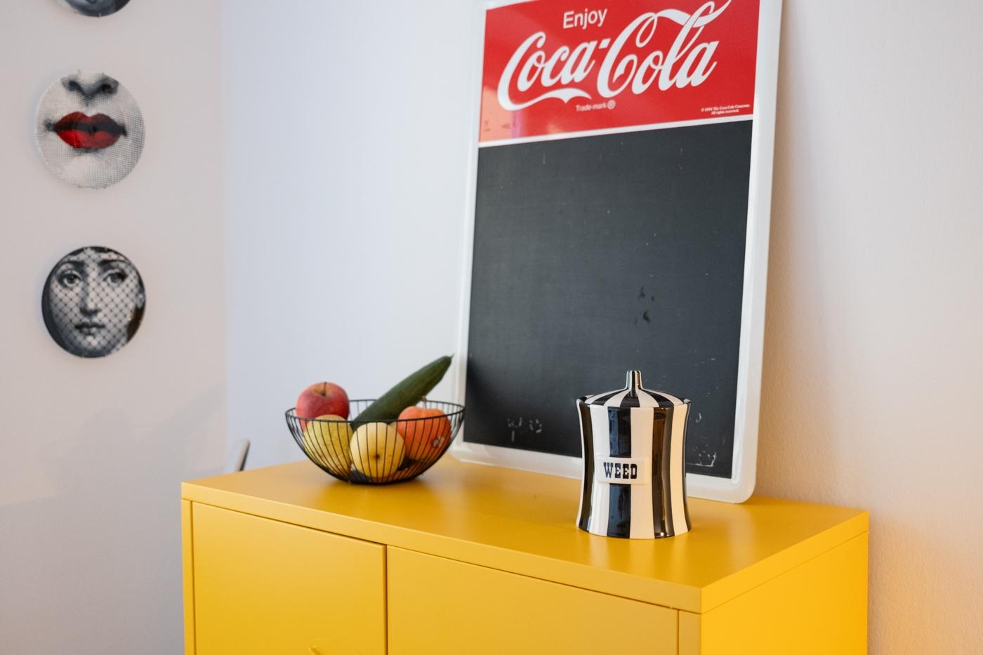 Ich liebe Jonathan Adler! Und Fornasetti! Und die Vintage Coca Cola Tafel #küche