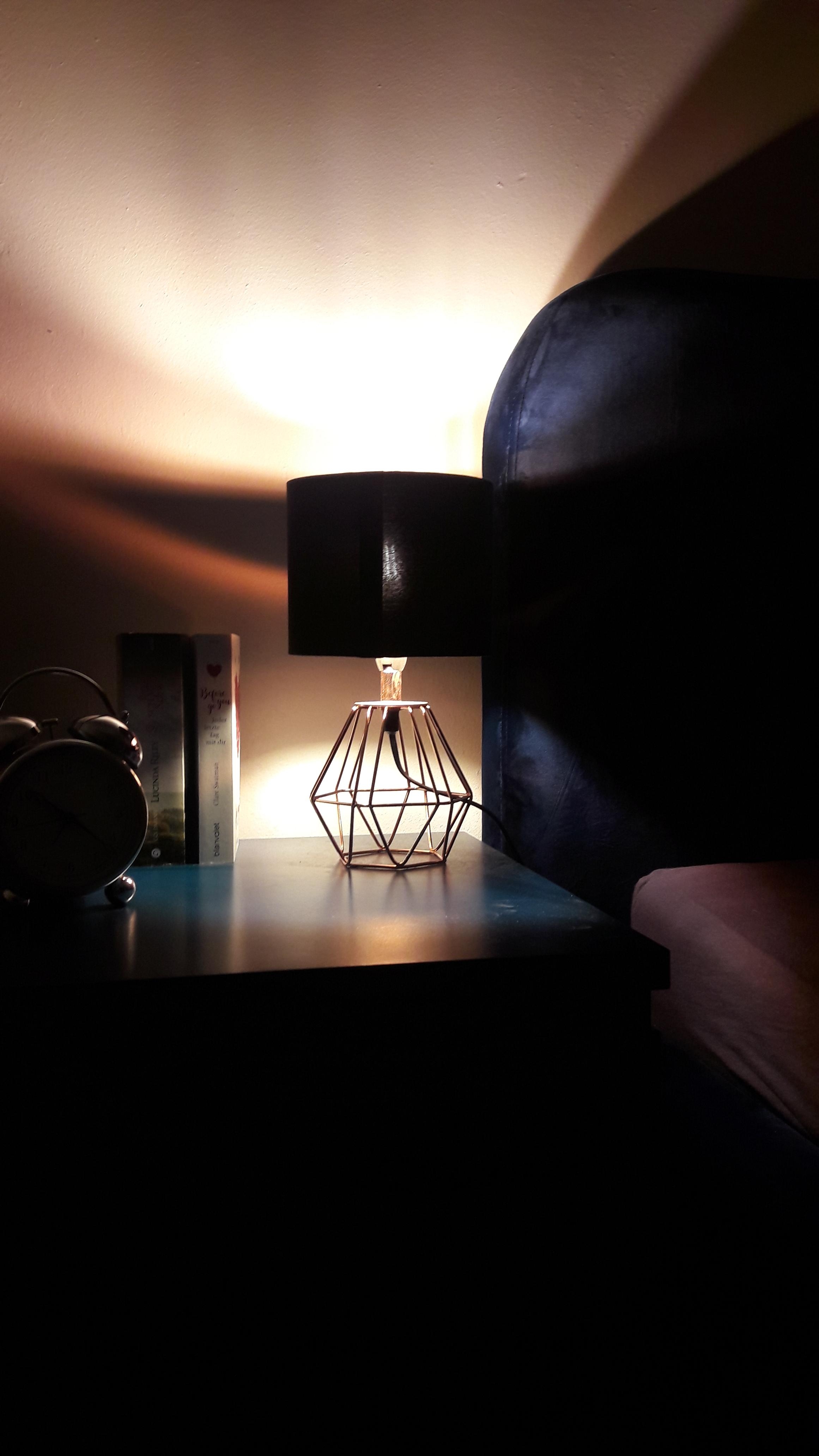Ich liebe meine Lampe neben unserem neuen dunkelblauen Bett aus Samt #Schlafzimmerdeko #Samtliebe #dunkelblau #schönesLicht