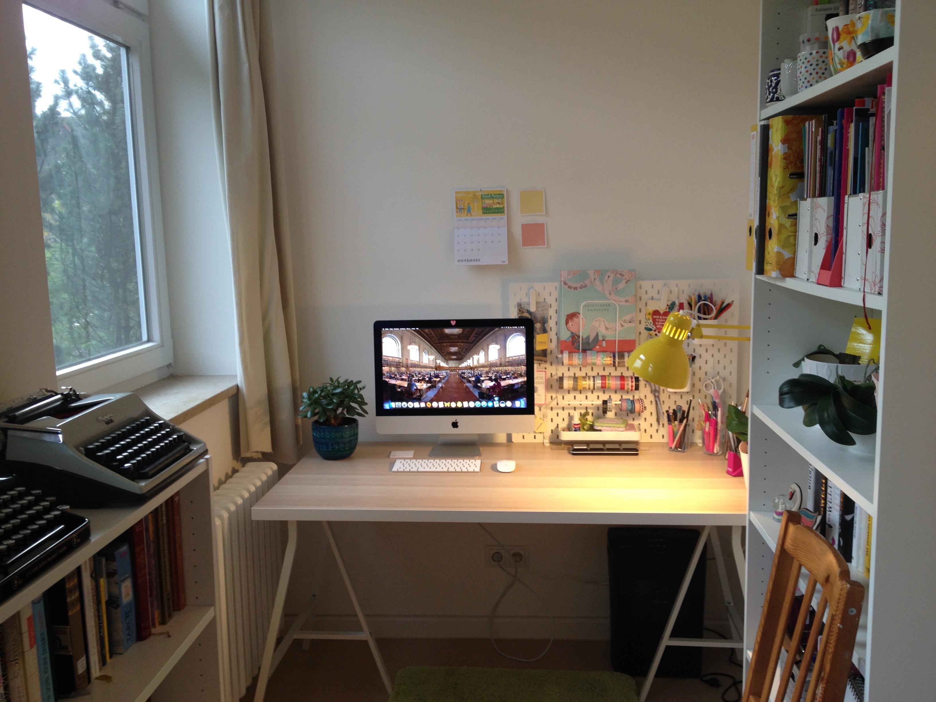 Ich liebe meinen Schreibtisch, weil er so schön groß ist. Genug Platz für Kreativität. #couchdeskchallenge